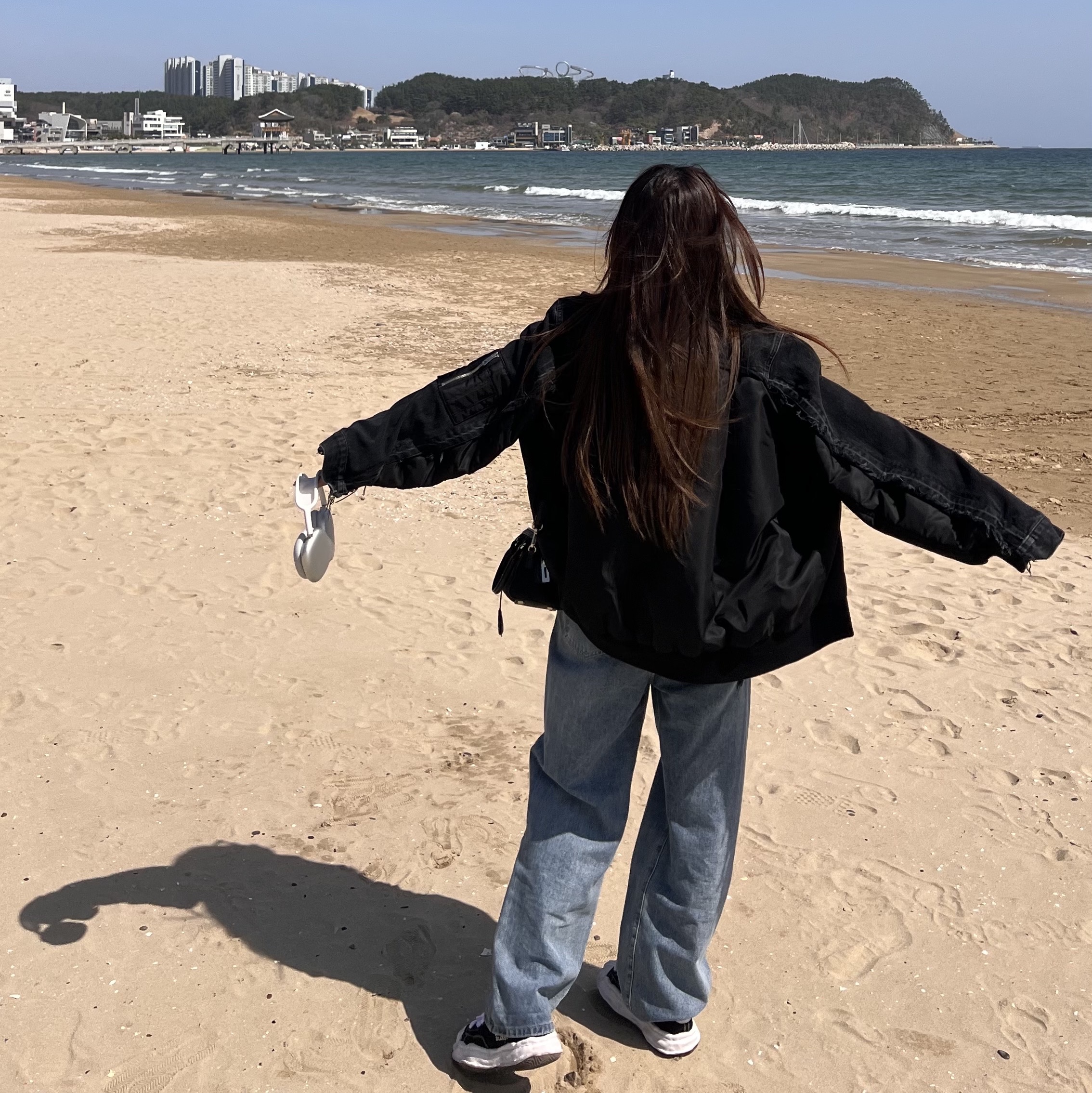 Maison Mihara Yasuhiro Blakey OG Sole Canvas Low-top Sneakers Black White, Apple AirPods Max Lightning Silver (Korean Ver.) 착용 스타일 - 2