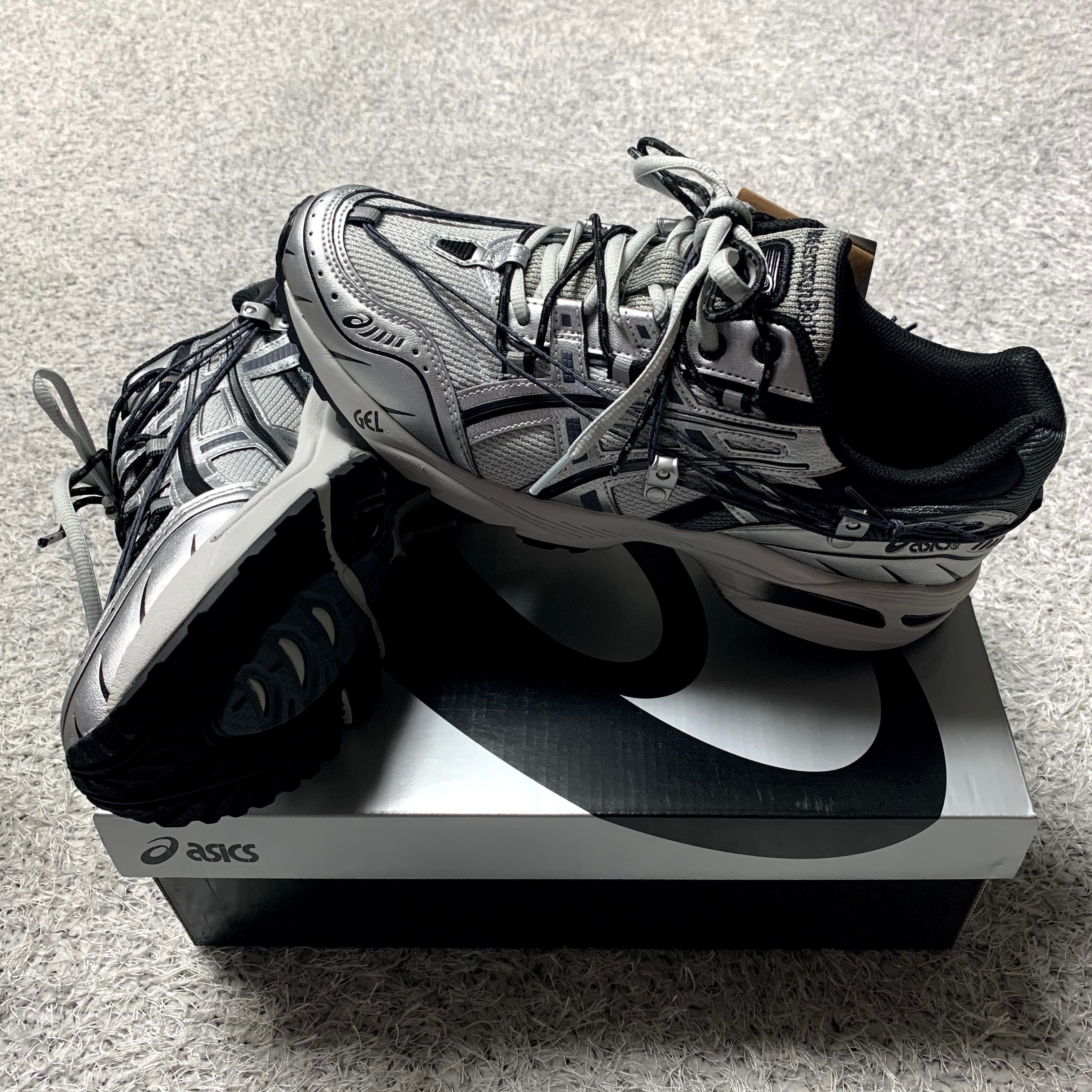 Asics x Andersson Bell Gel-1090 Glacier Grey Silver 착용 스타일