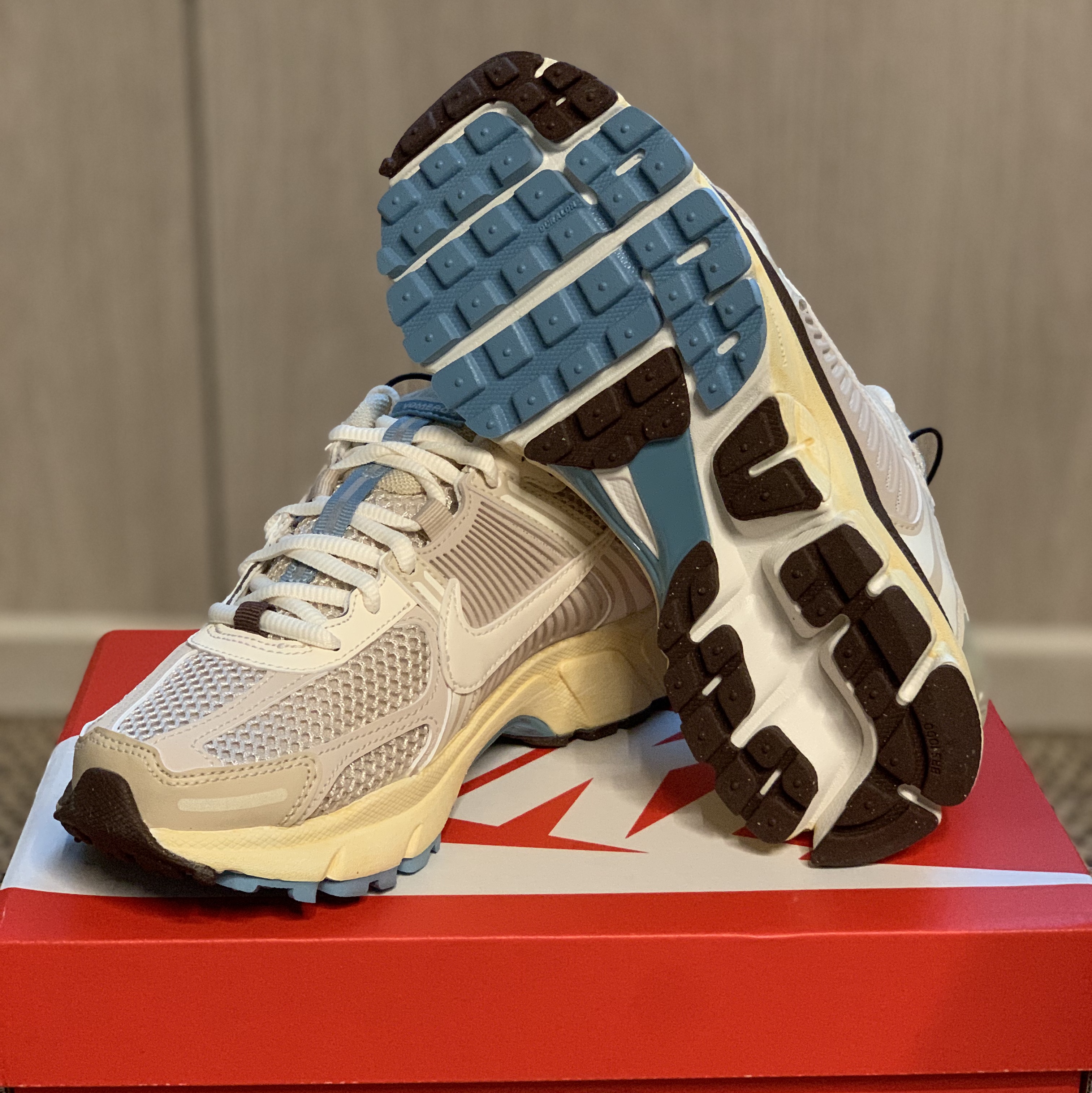 (W) Nike Zoom Vomero 5 Oatmeal 착용 스타일 - 1