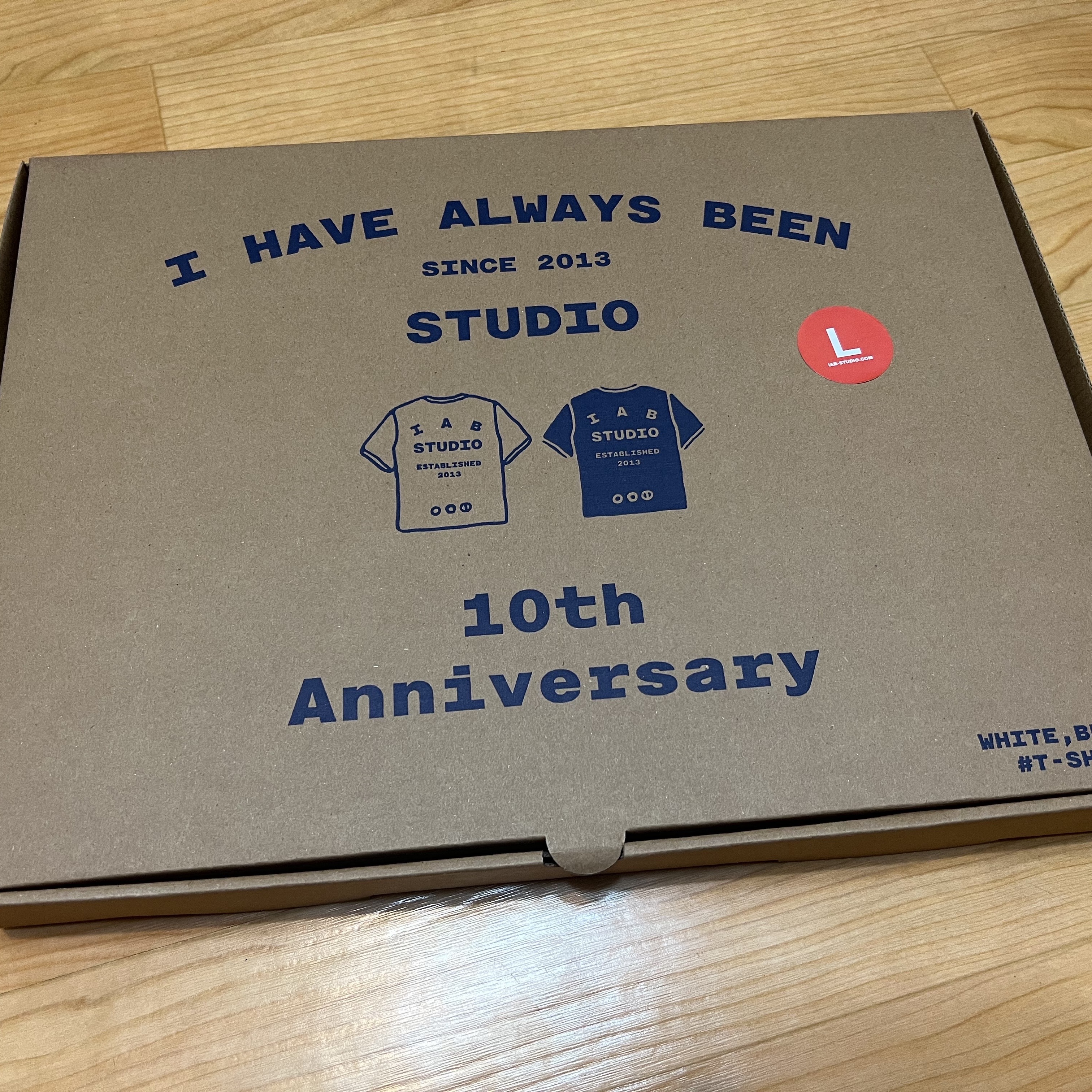 IAB Studio 10th Anniversary T-Shirts Pack White & Black (2 Pack) 착용 스타일 - 1