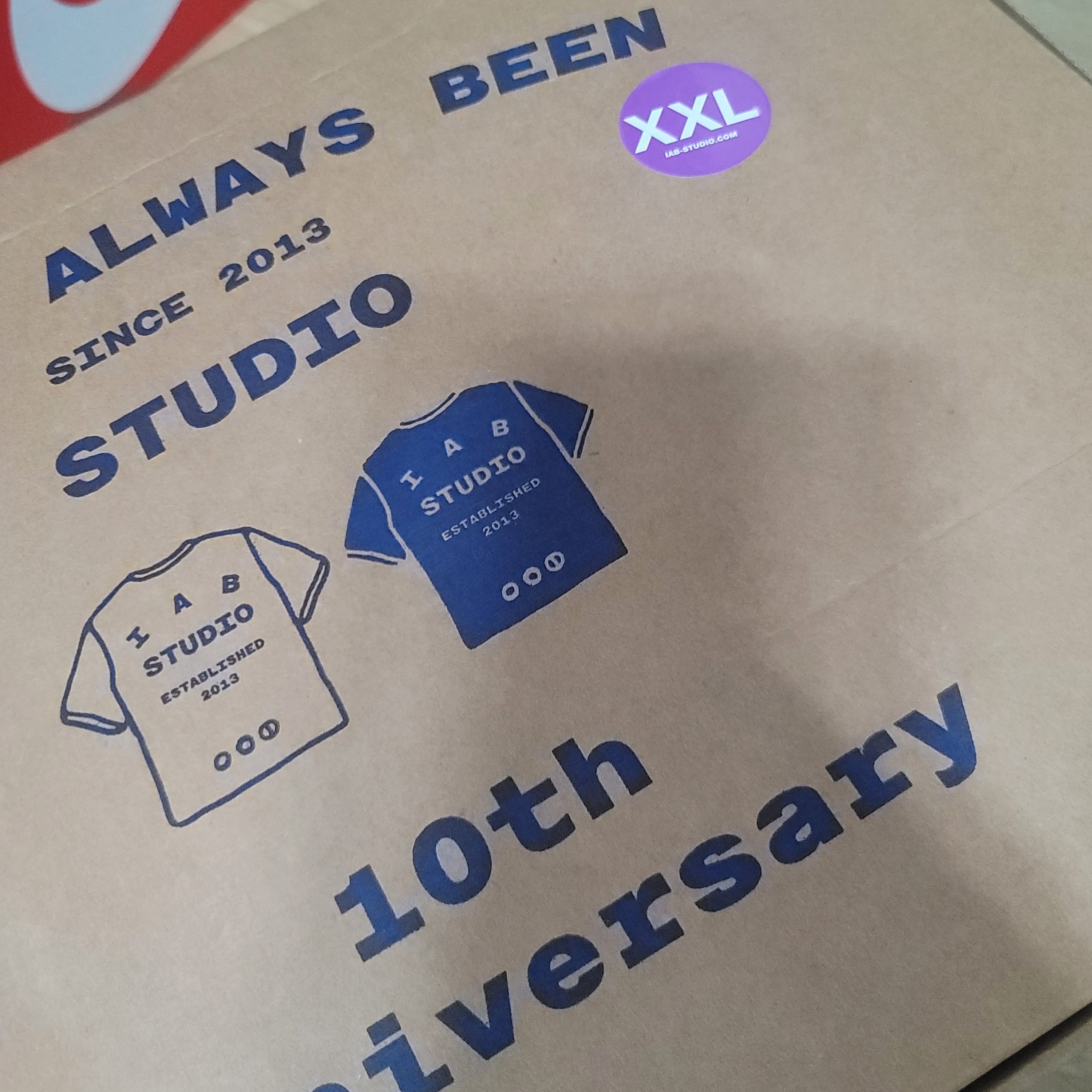 IAB Studio 10th Anniversary T-Shirts Pack White & Black (2 Pack) 착용 스타일 - 1