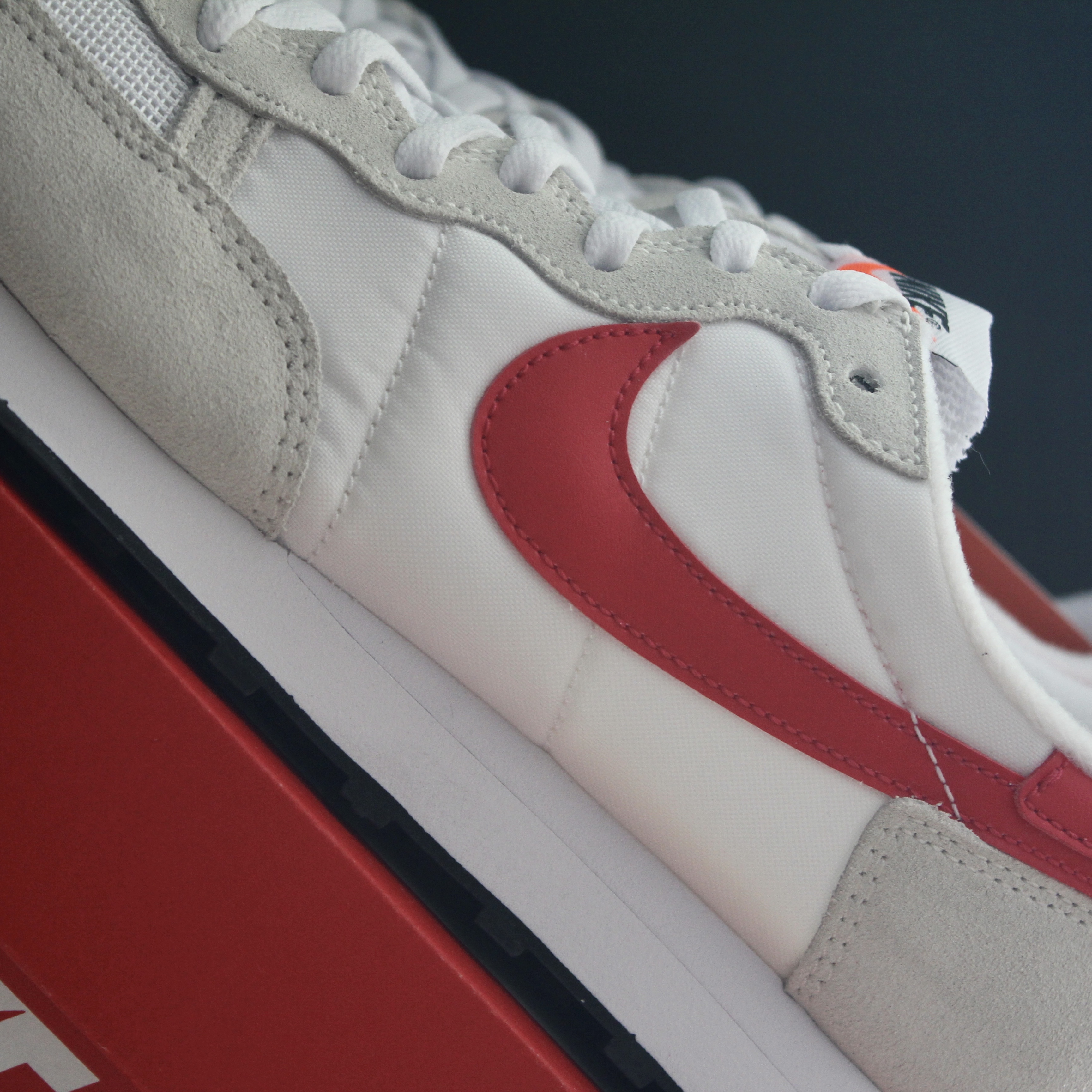 Nike Challenger OG White University Red 착용 스타일 - 2
