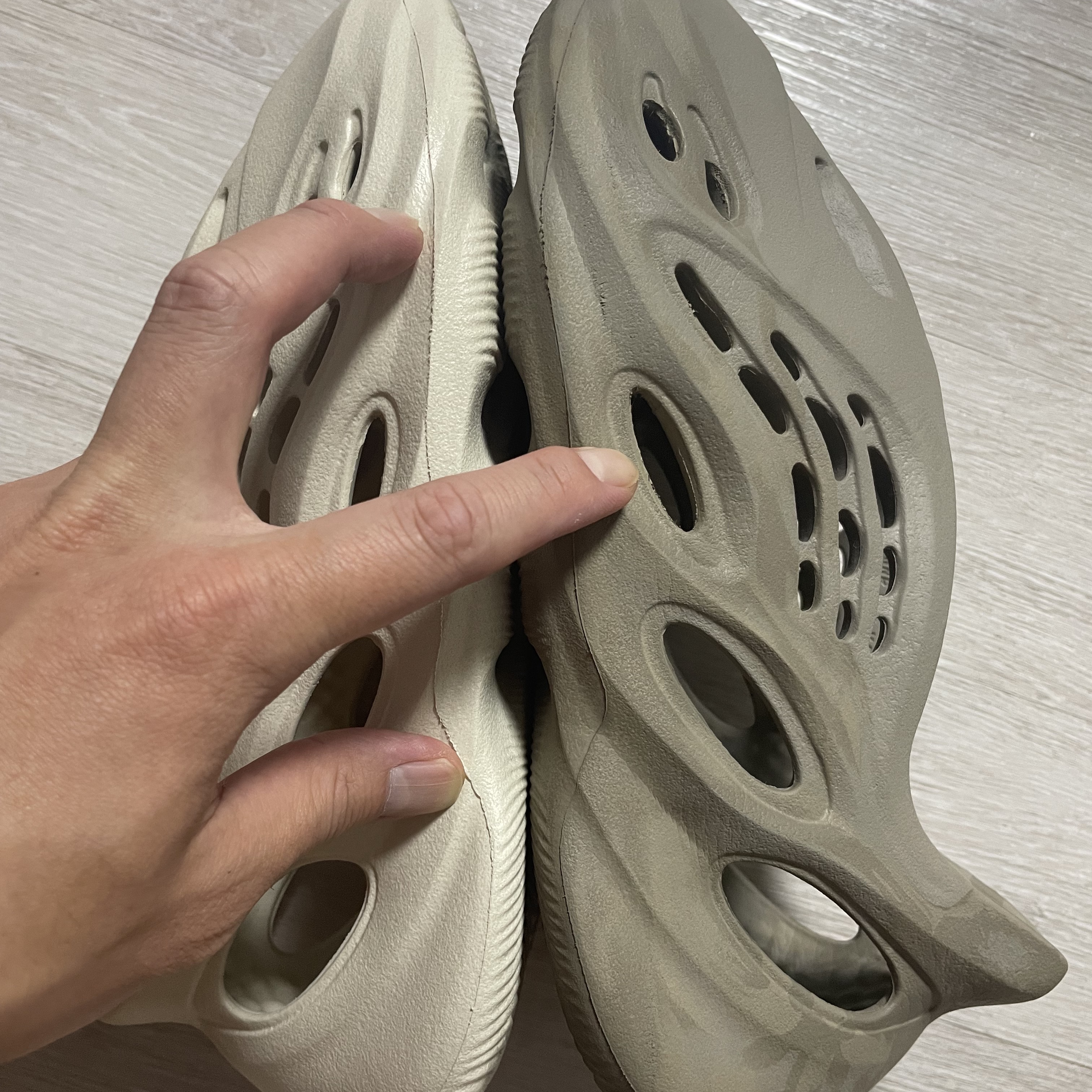 Adidas Yeezy Foam RNNR Sand, Adidas Yeezy Foam RNNR Stone Sage 착용 스타일 - 1