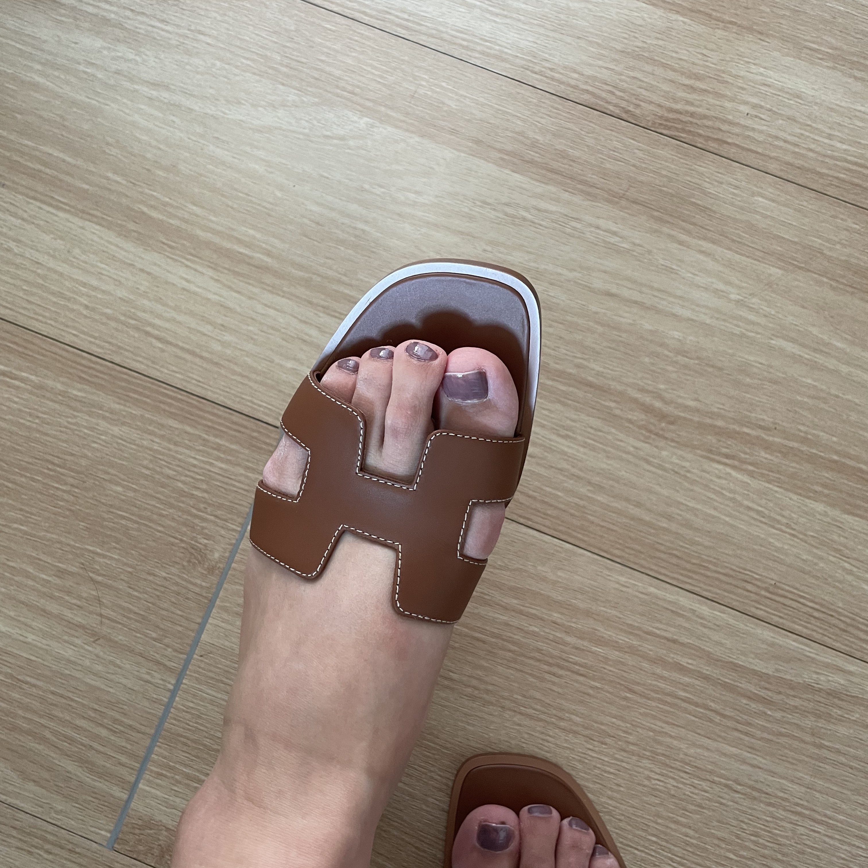 (W) Hermes Oran Sandal Calfskin & Gold Piqures Ecrues 착용 스타일 - 2
