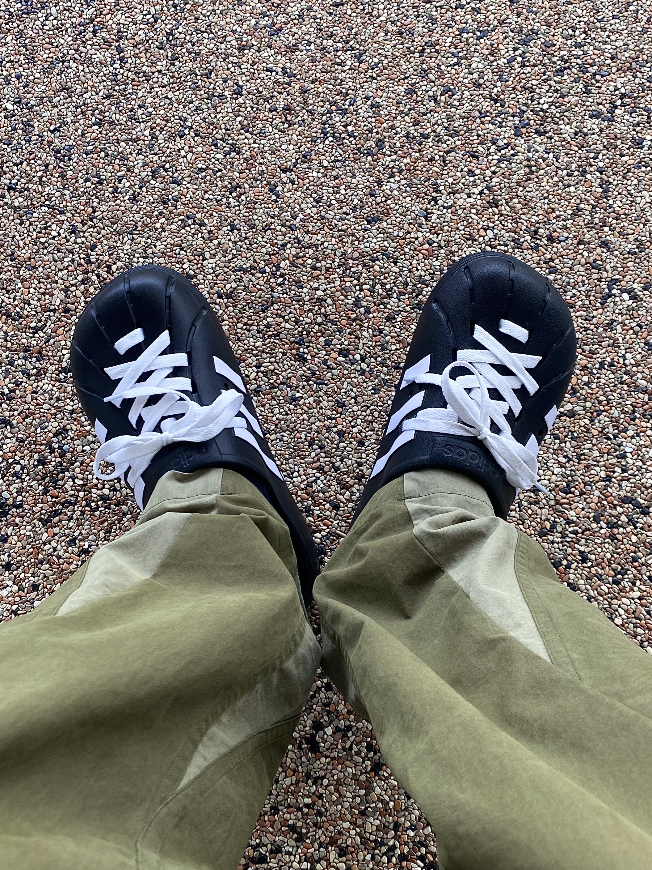 Adidas Adilette Clog Black White, Supreme Military Camp Cap Black Prym1 Camo - 22SS 착용 스타일 - 3