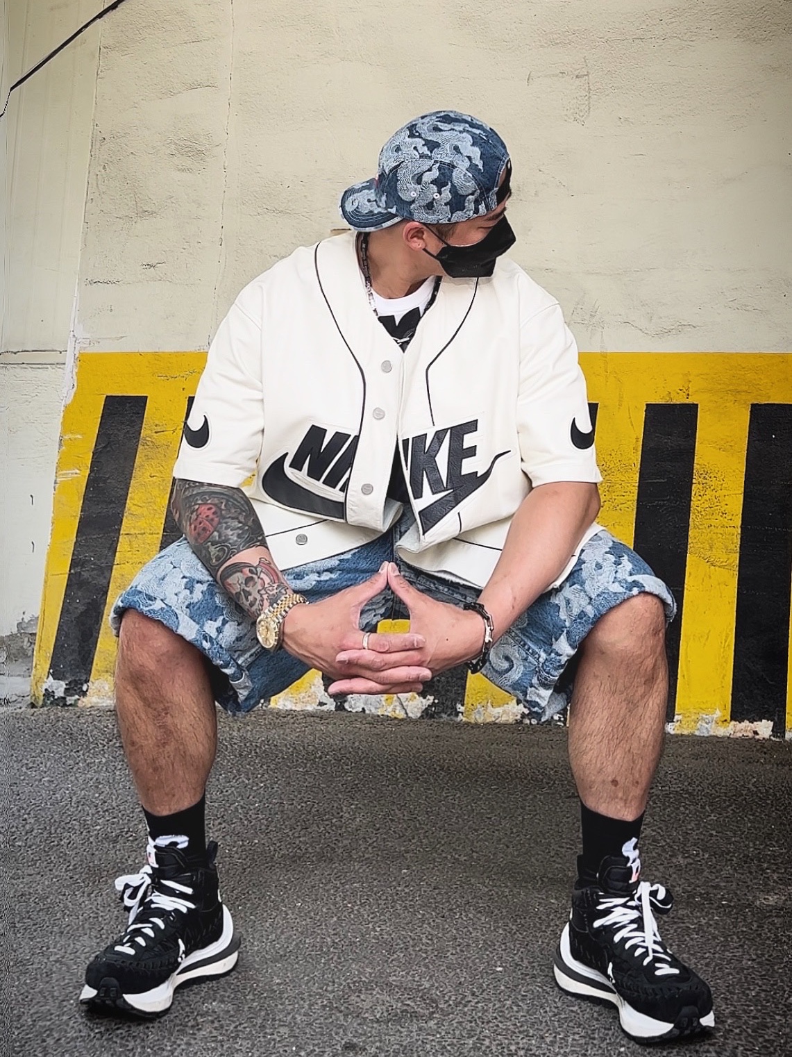 Supreme Flames Jacquard Denim Camp Cap Washed Indigo - 23SS, Supreme Flames Jacquard Baggy Denim Shorts Washed Indigo - 23SS 착용 스타일 - 1