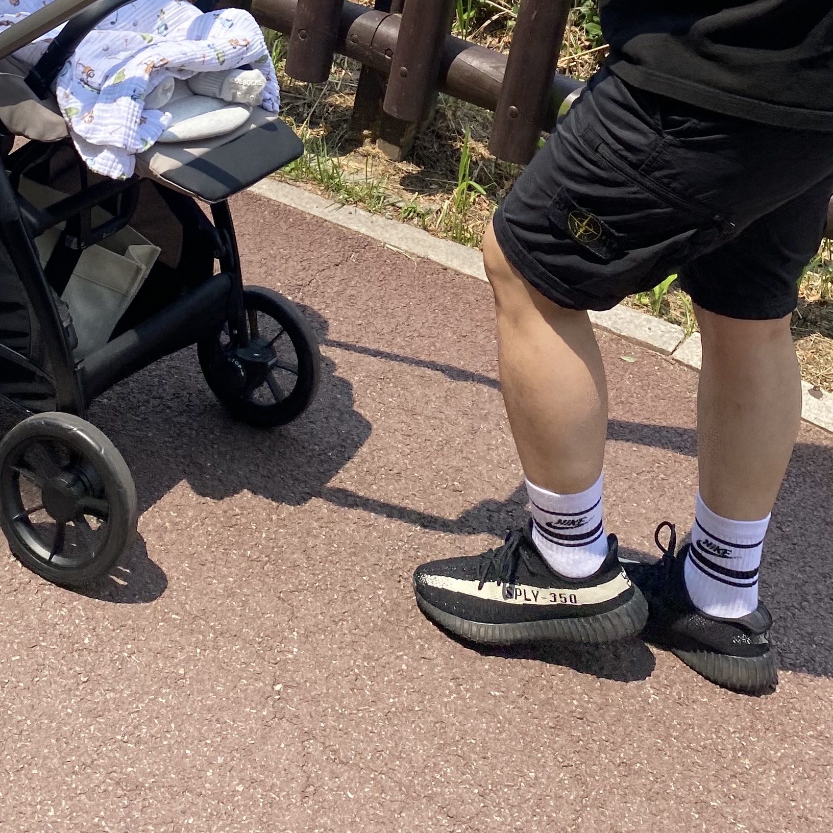 Adidas Yeezy Boost 350 V2 Core Black White 2022 착용 스타일