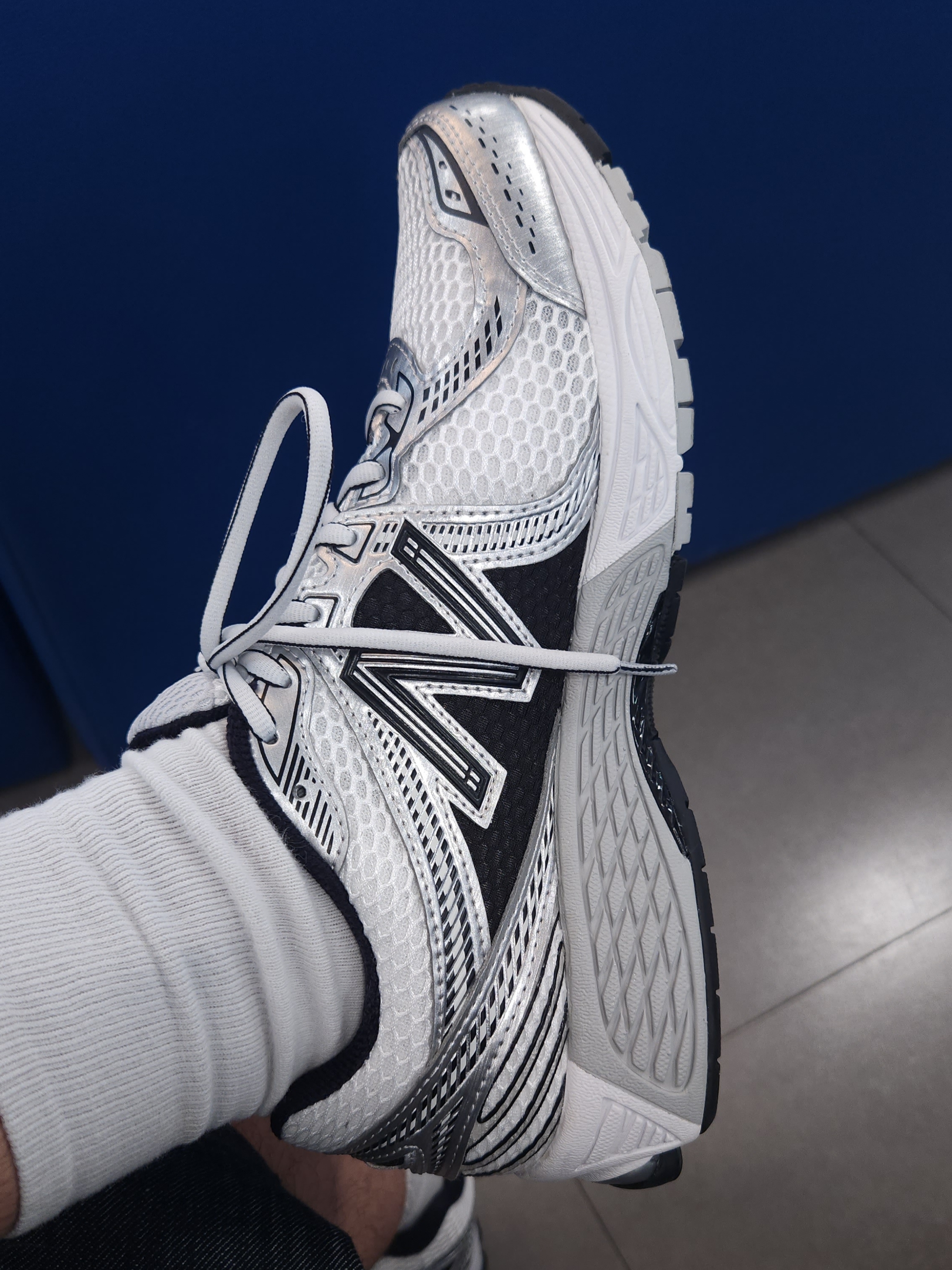New Balance 860v2 White Black 착용 스타일
