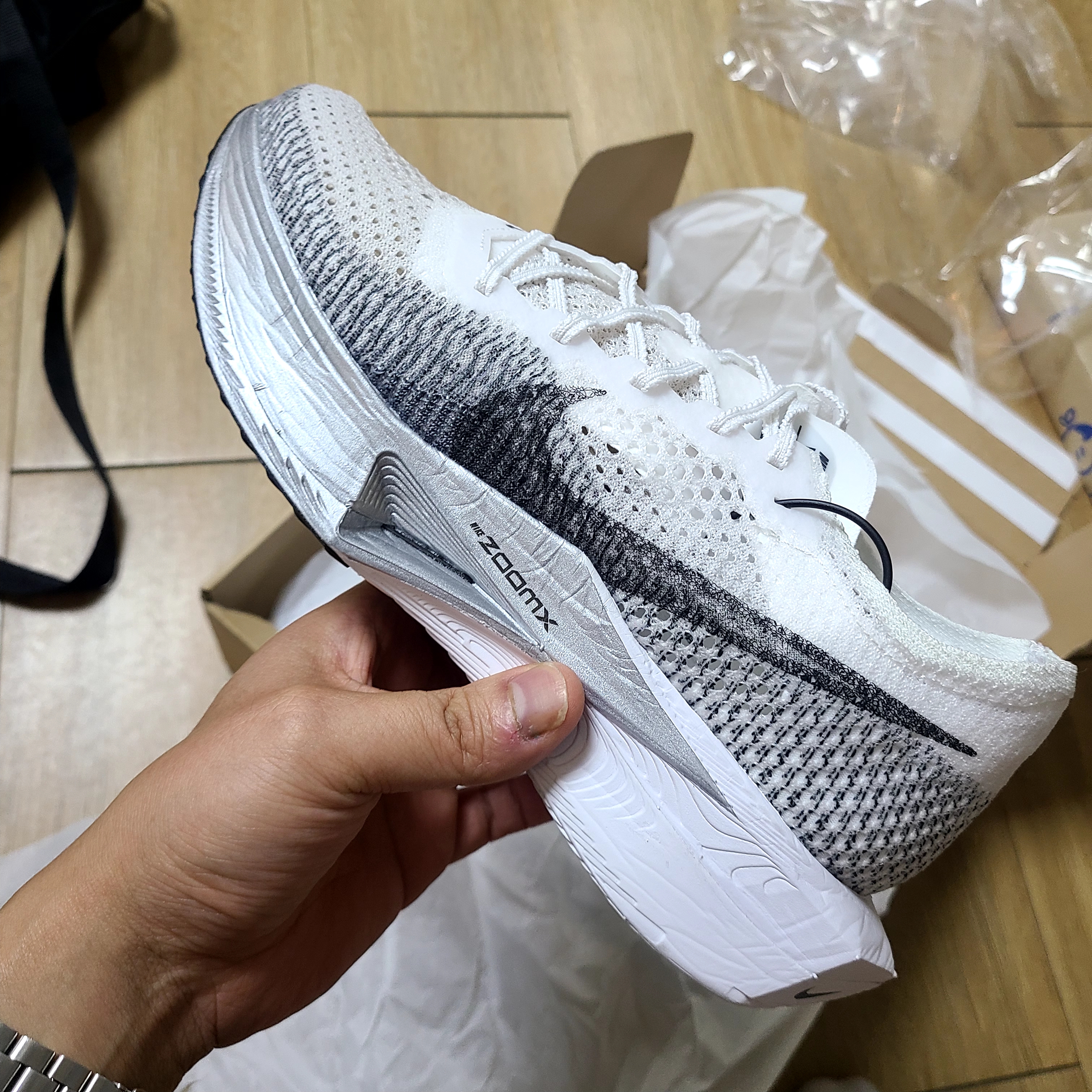 Nike ZoomX Vaporfly Next% 3 White Grey 착용 스타일 - 1