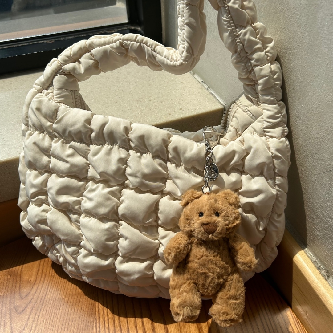 COS Quilted Mini Bag Cream, Jellycat Bartholomew Bear Bag Charm Brown 착용 스타일