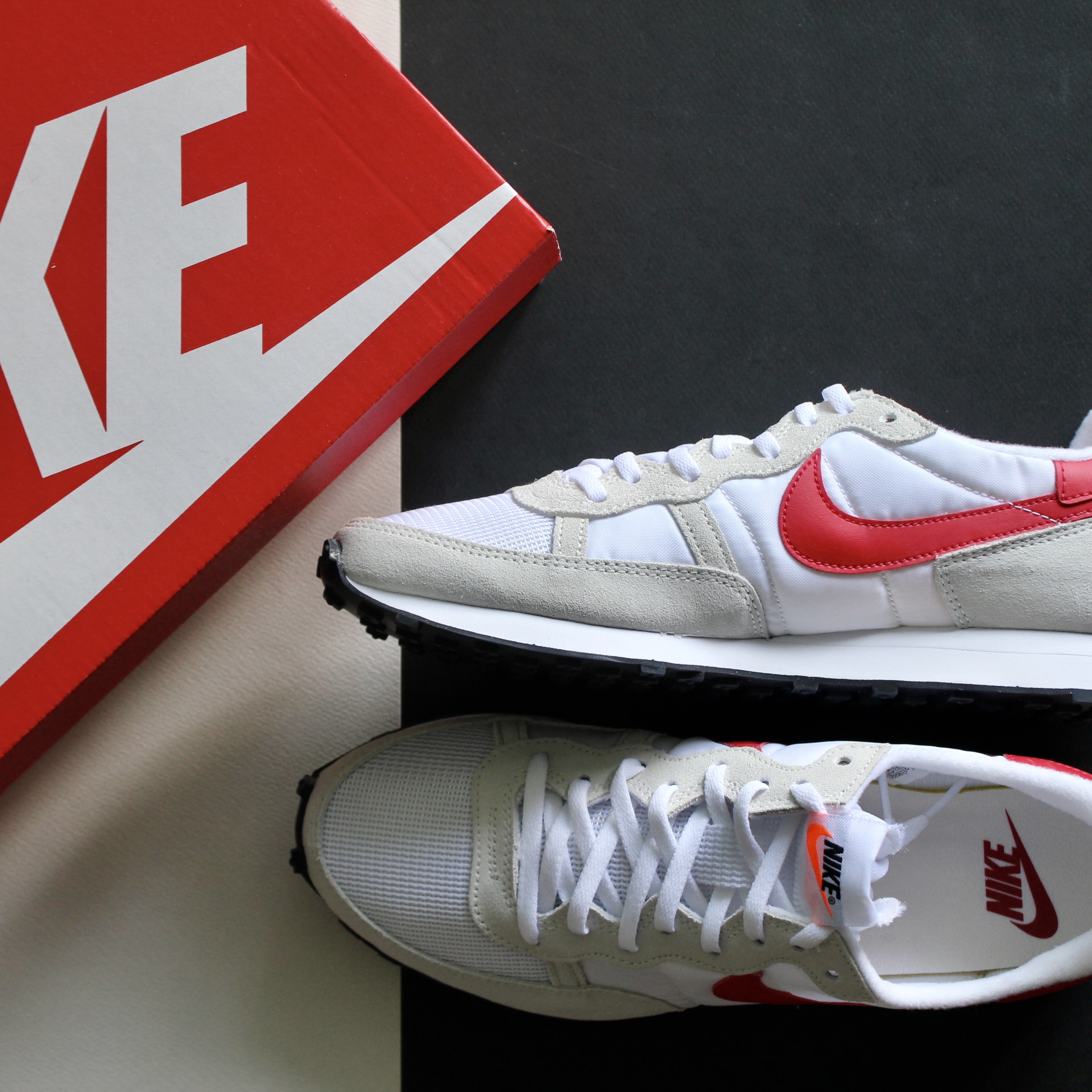 Nike Challenger OG White University Red 착용 스타일 - 1