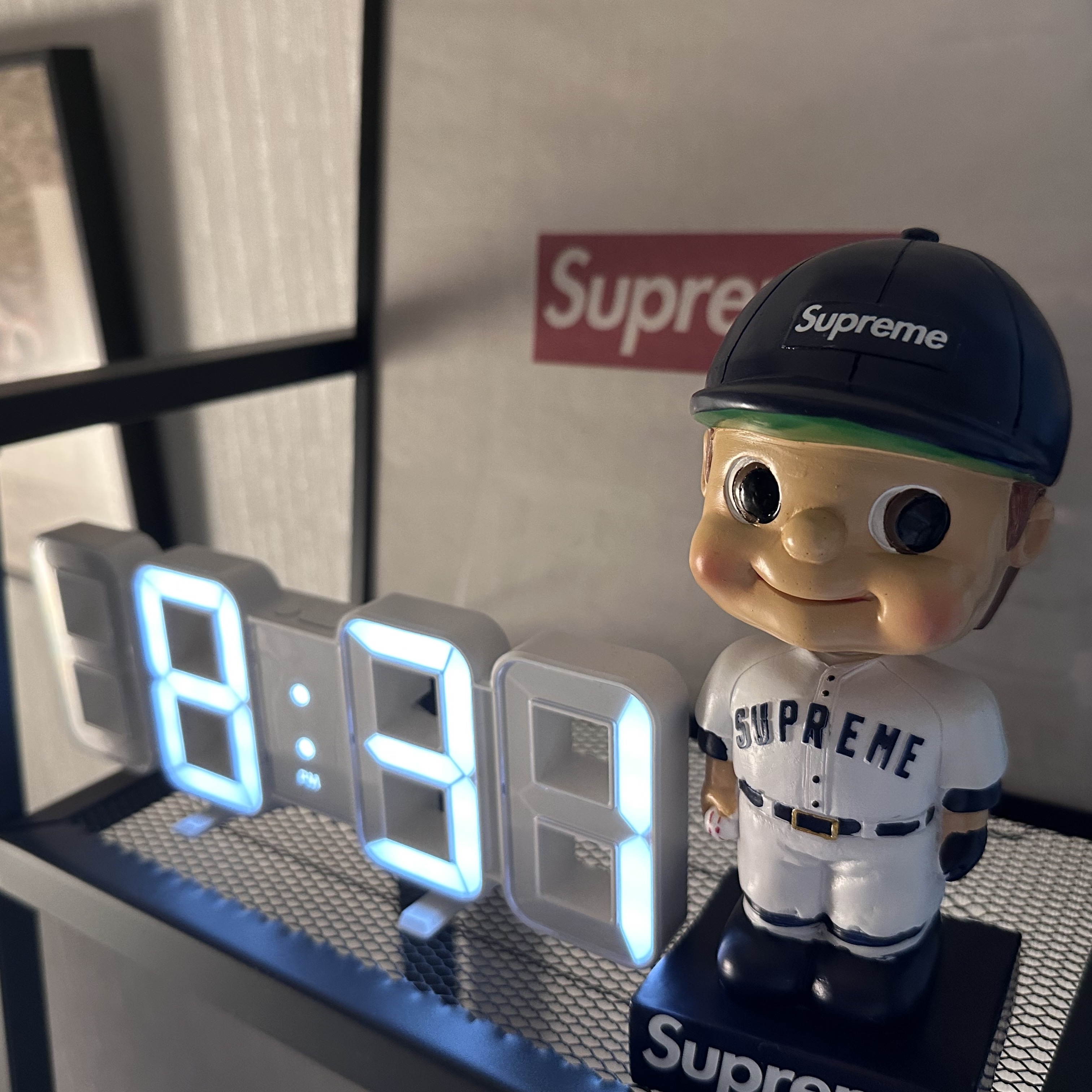 Supreme Bobblehead Blue - 23SS 착용 스타일