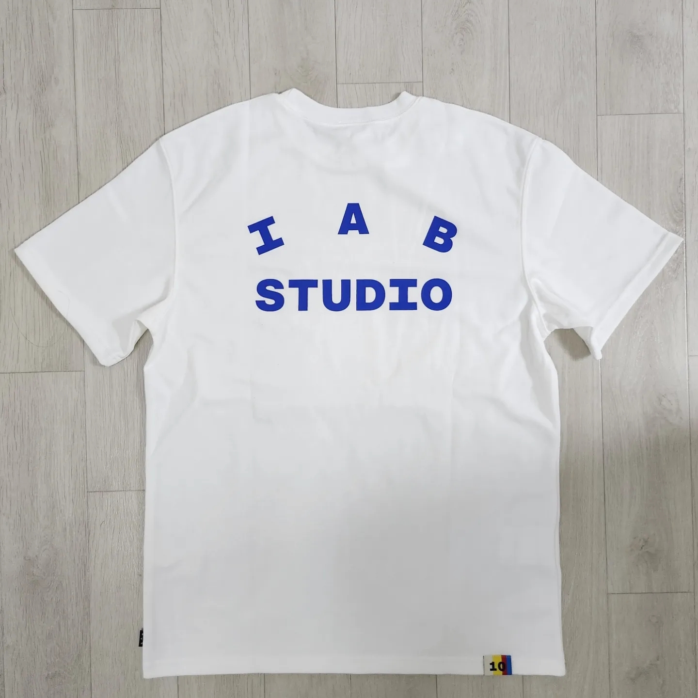 IAB Studio 10th Anniversary T-Shirts Pack White & Black (2 Pack) 착용 스타일 - 3