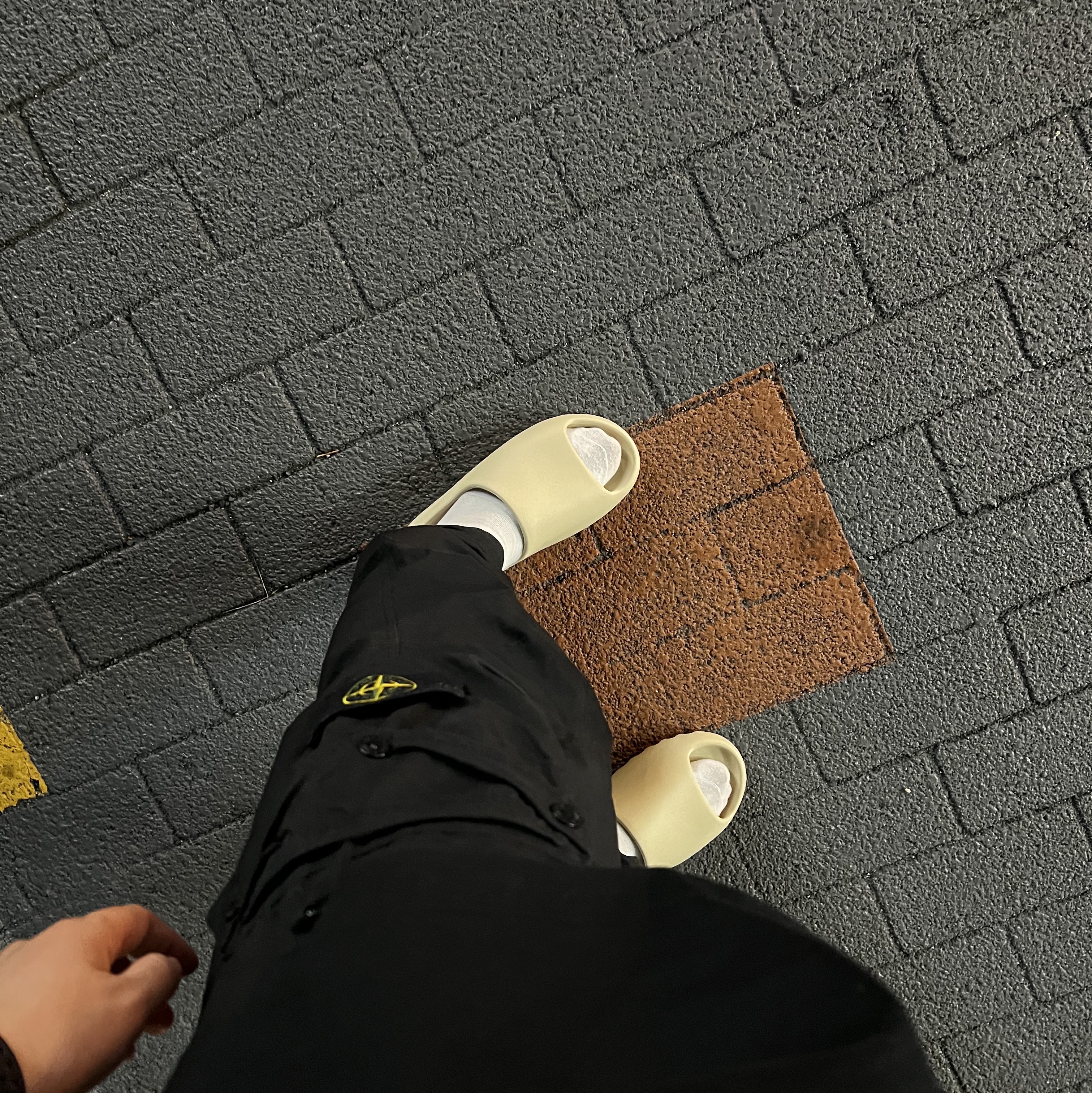 Stone Island 30203 Cargo Pants 5 Pockets Black - 21SS, Adidas Yeezy Slide Bone 2022/2023 착용 스타일 - 2