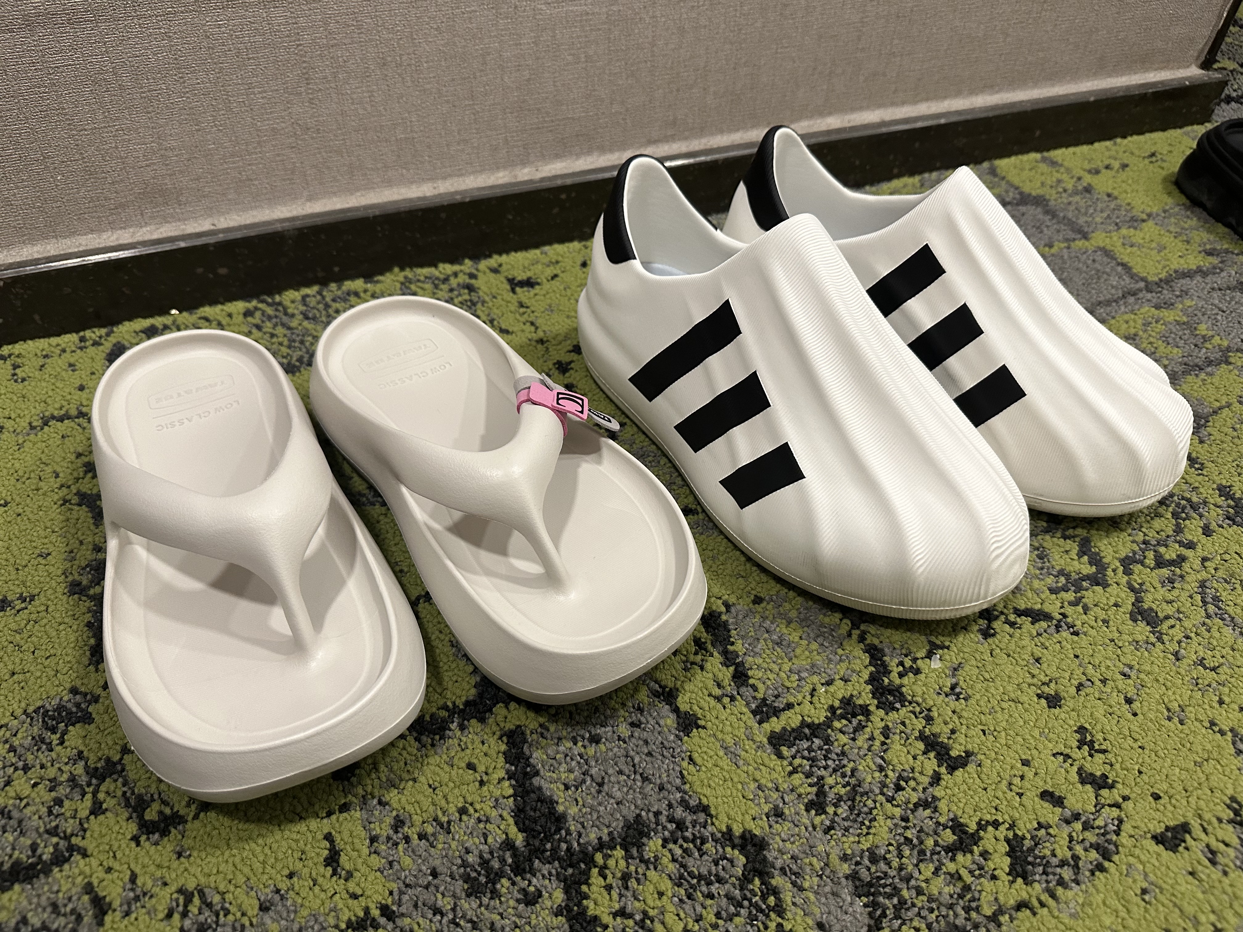 Taw&Toe x Low Classic Platform Flip Flop Cream, Adidas Adifom Superstar Core White 착용 스타일 - 1