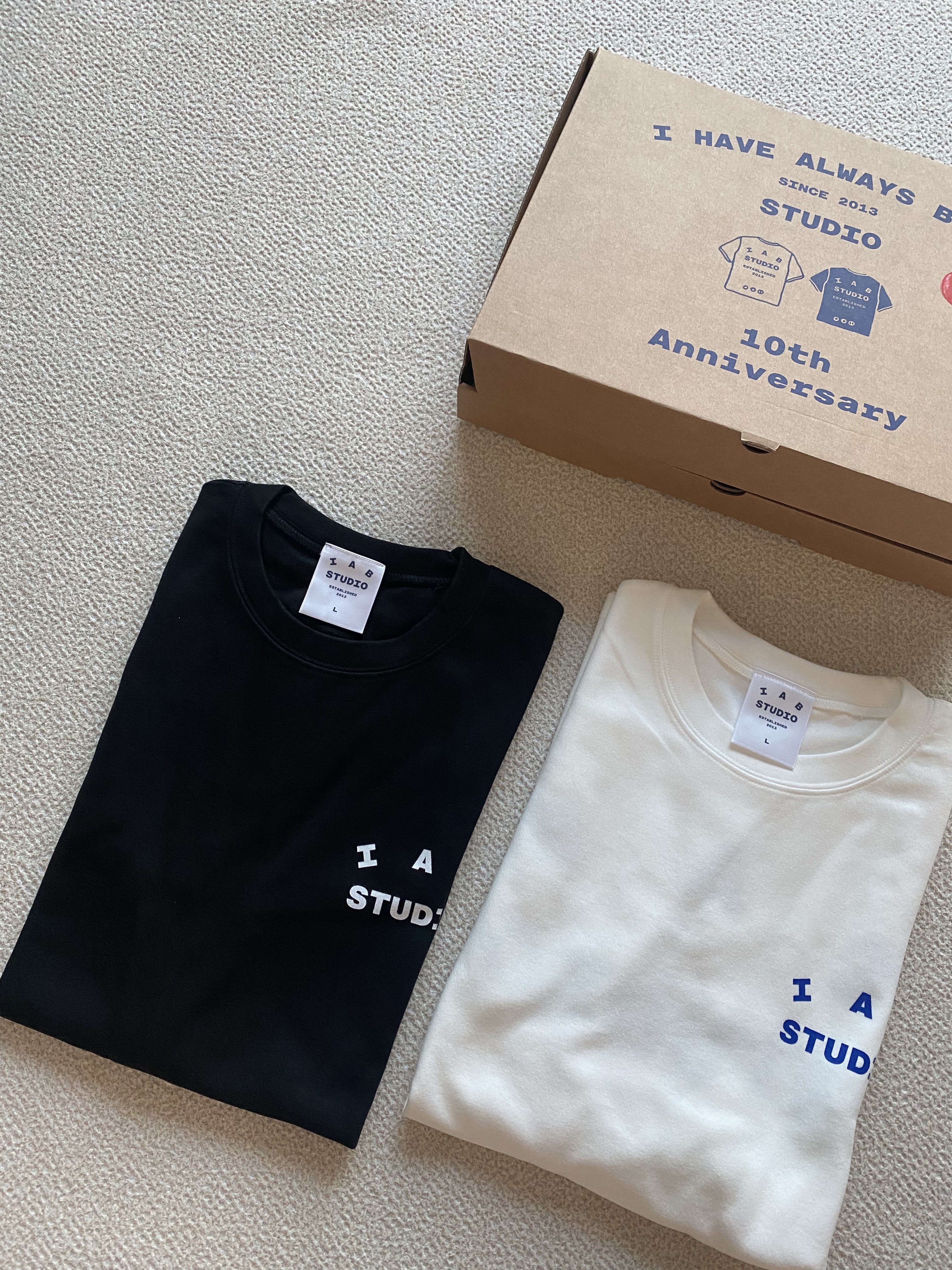 IAB Studio 10th Anniversary T-Shirts Pack White & Black (2 Pack) 착용 스타일