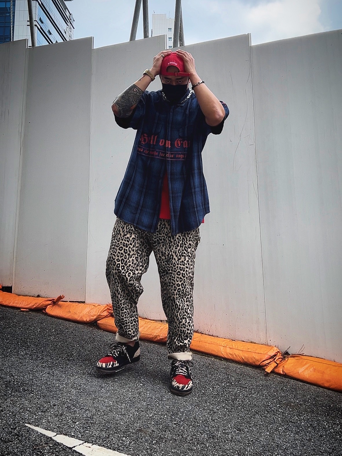Supreme Pigment Canvas S Logo 6-Panel Red - 23SS, Supreme x MLB Kanji Teams T-Shirt Yankees Red - 22FW 착용 스타일 - 1