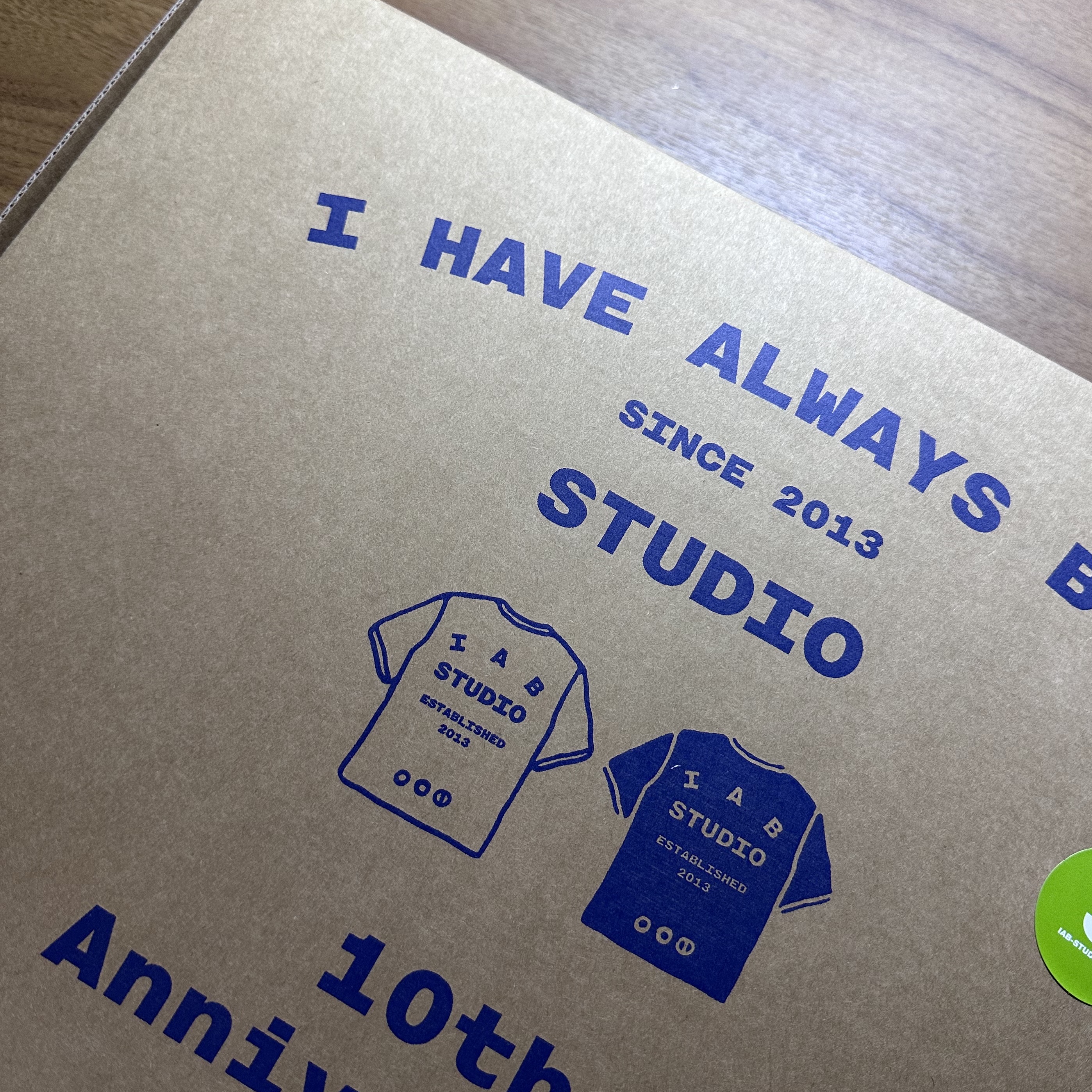 IAB Studio 10th Anniversary T-Shirts Pack White & Black (2 Pack) 착용 스타일 - 2