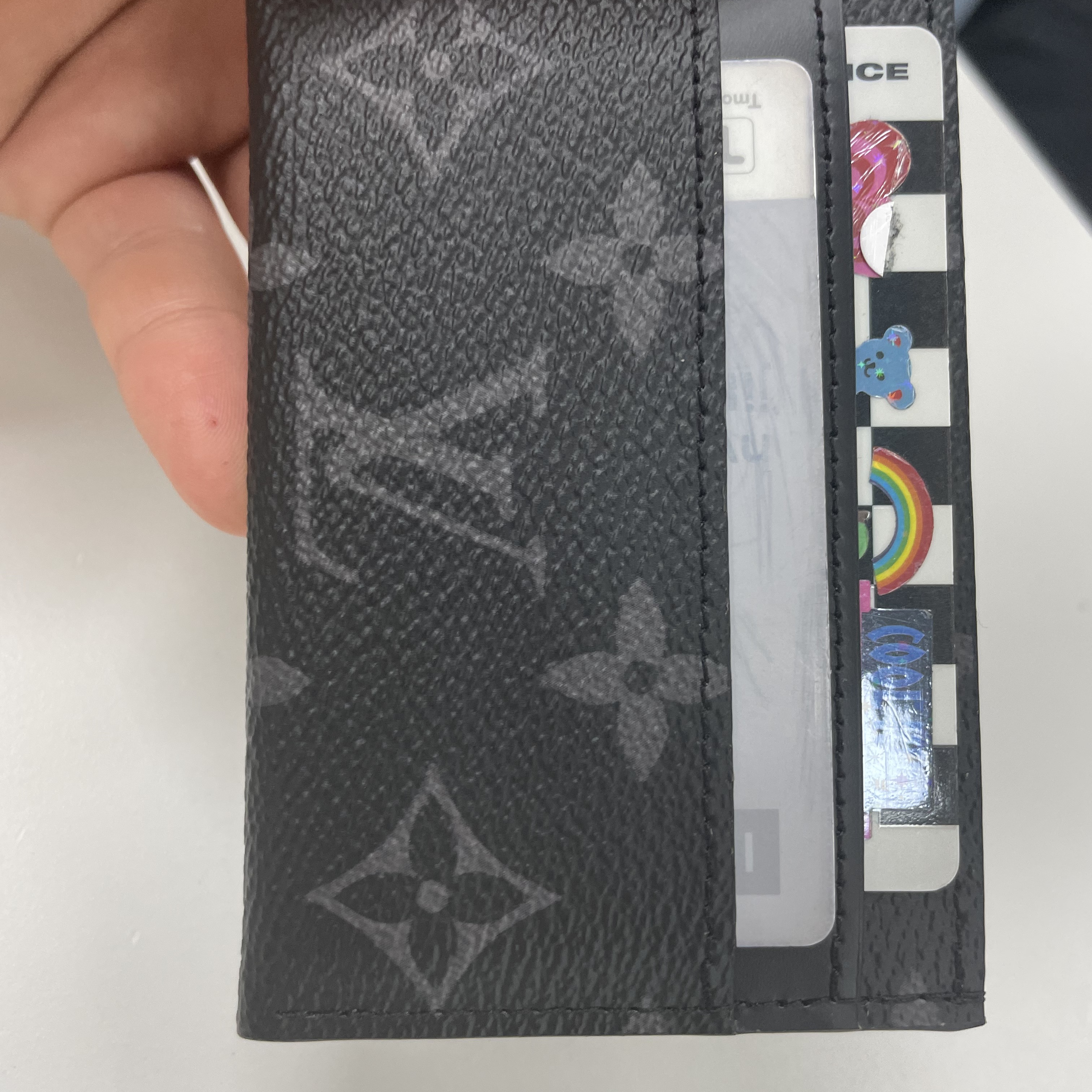 Louis Vuitton Double Card Holder Monogram Eclipse 착용 스타일 - 3