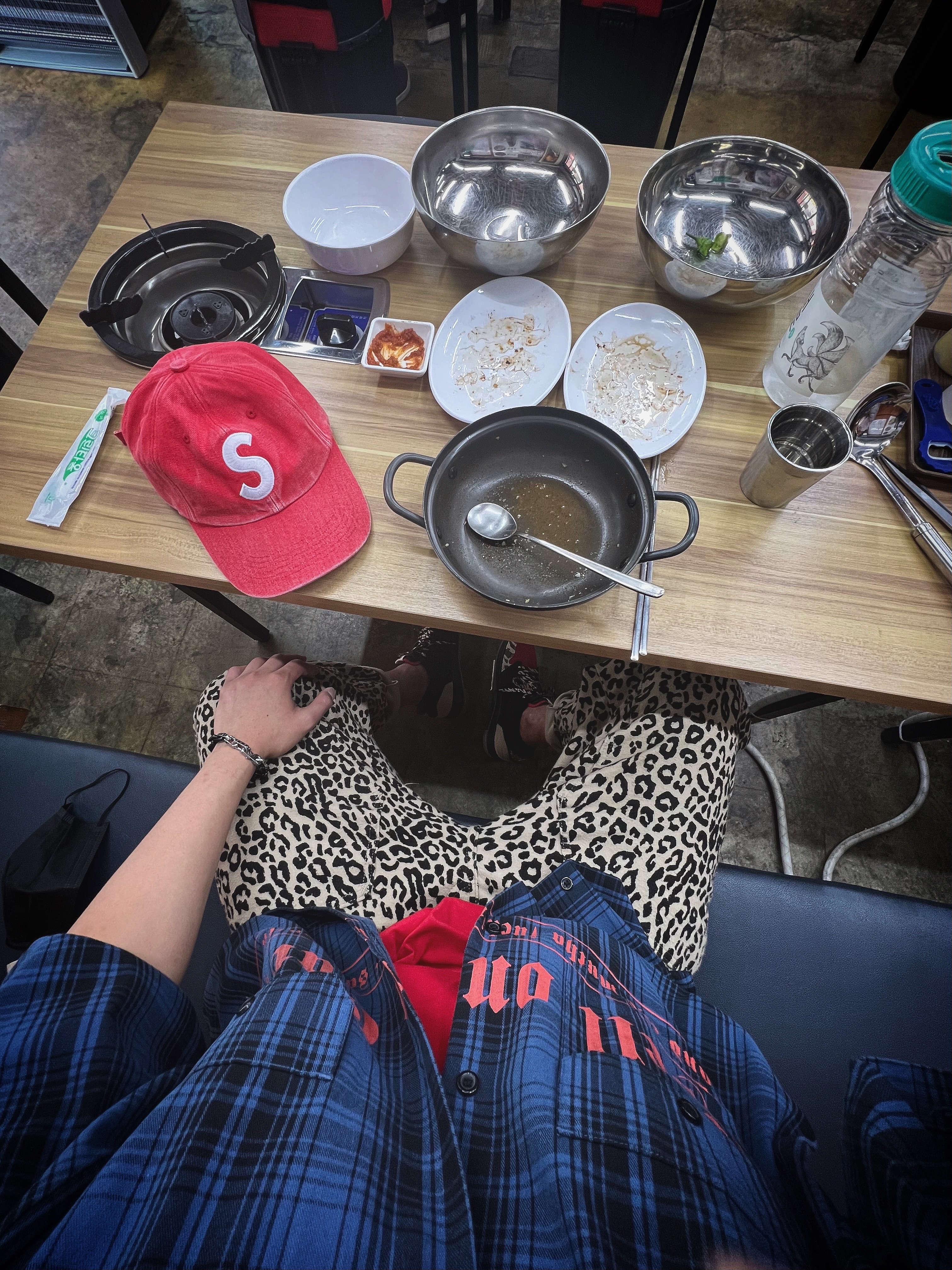 Supreme Pigment Canvas S Logo 6-Panel Red - 23SS, Supreme x MLB Kanji Teams T-Shirt Yankees Red - 22FW 착용 스타일 - 4