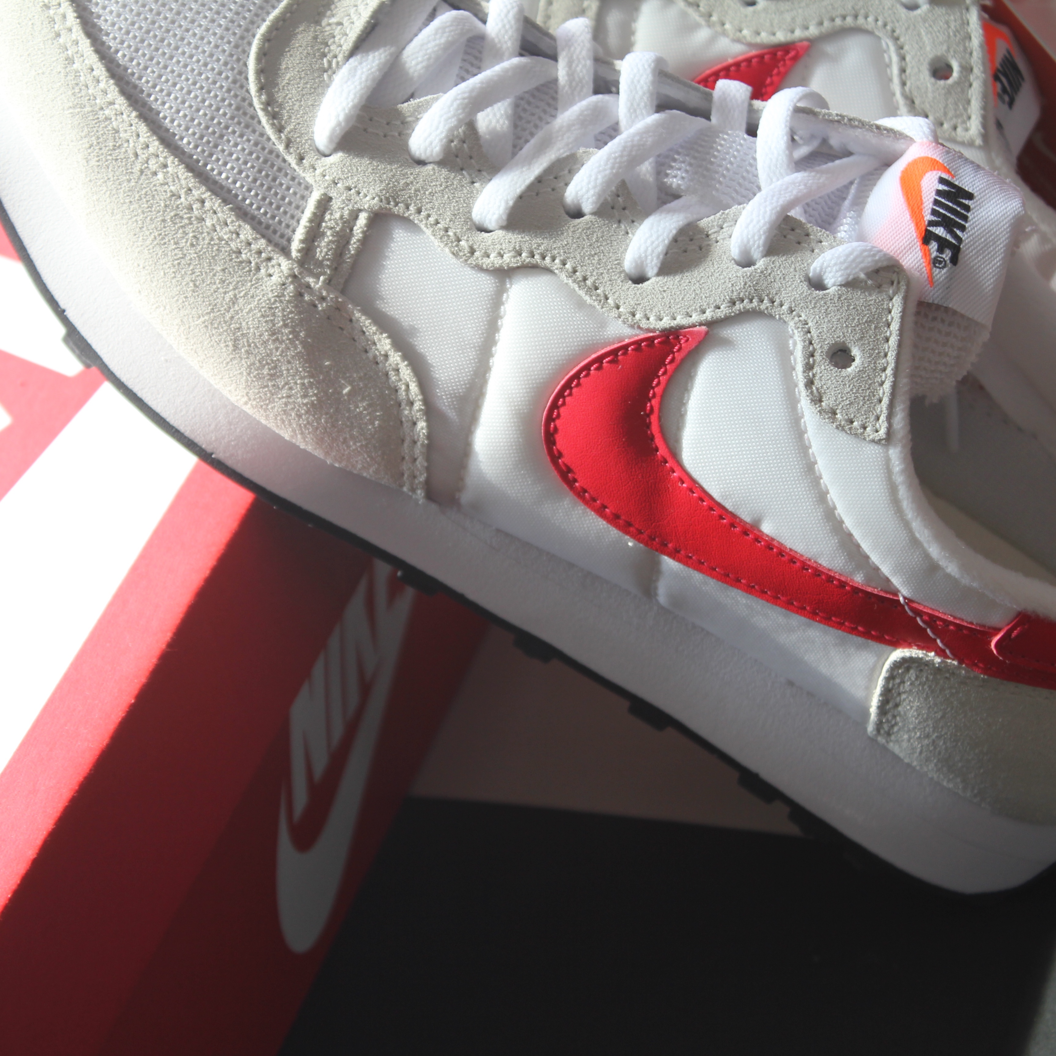 Nike Challenger OG White University Red 착용 스타일 - 3