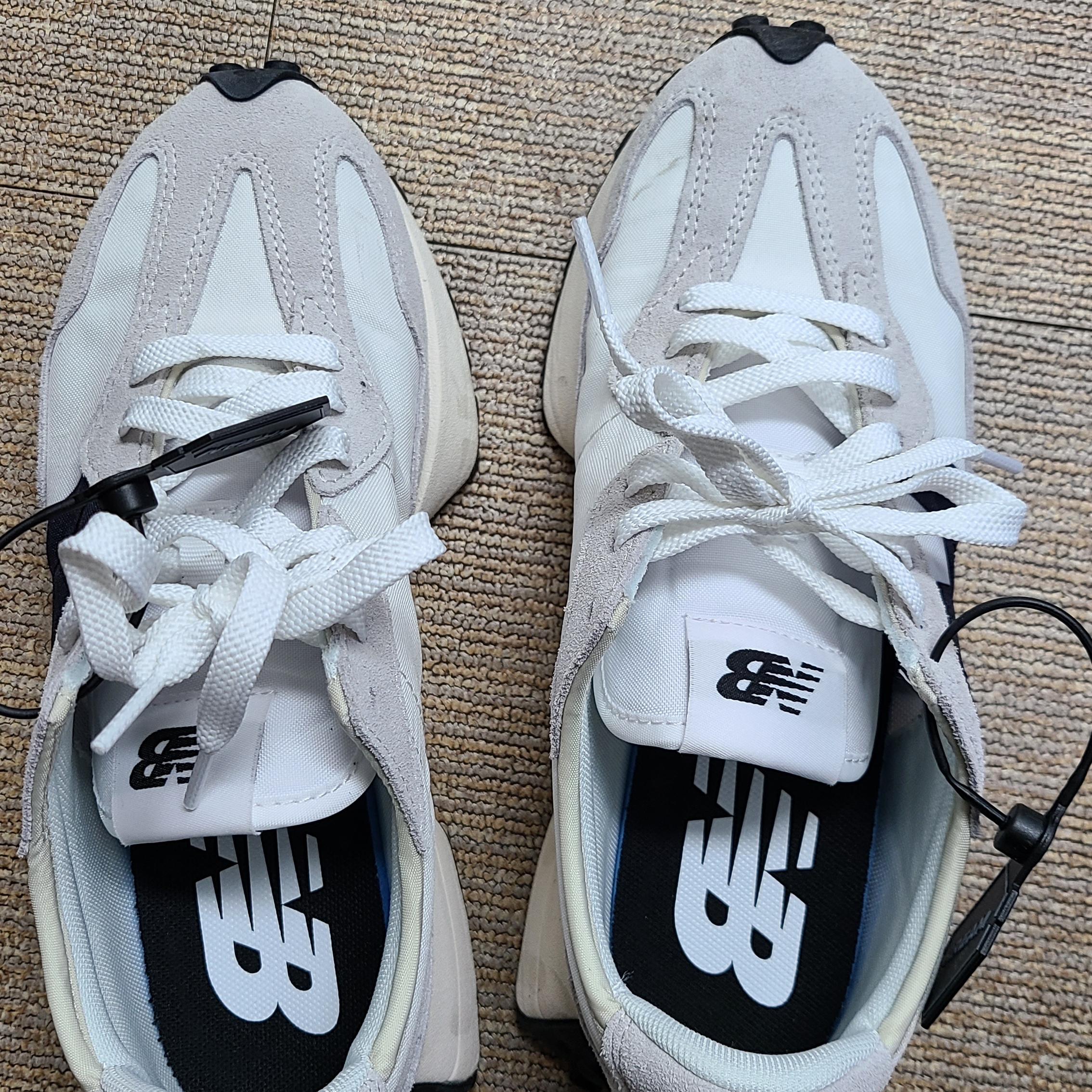 New Balance 327 White Black 착용 스타일