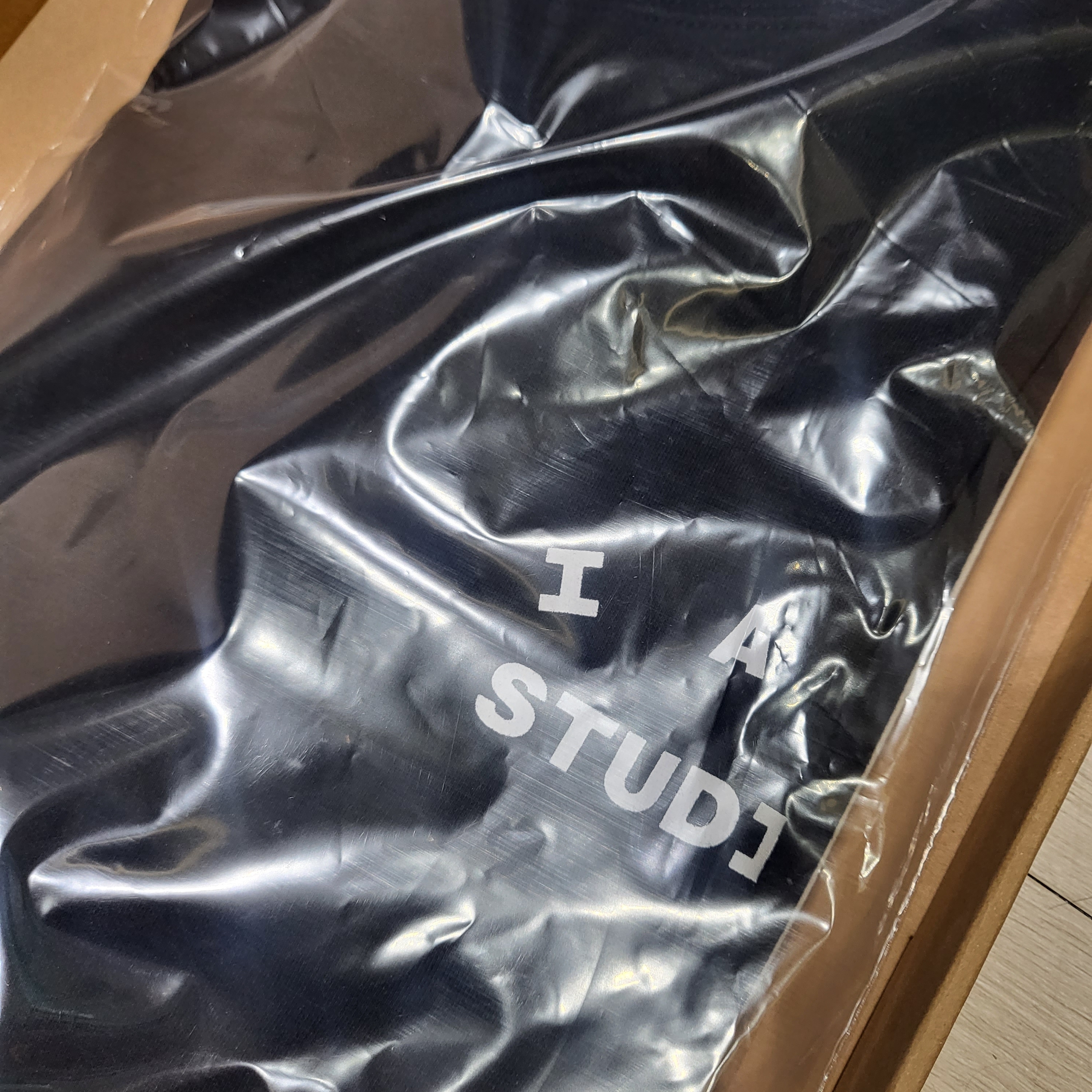 IAB Studio 10th Anniversary T-Shirts Pack White & Black (2 Pack) 착용 스타일 - 3