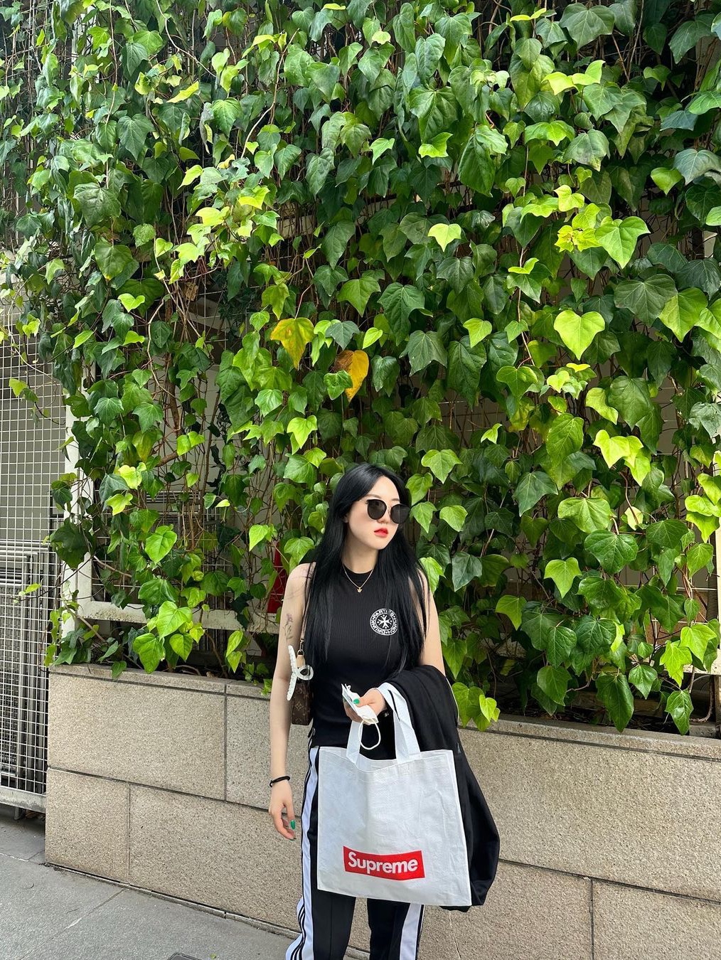 Punch Drunk Parties Mother's Worry Tank Top Black 착용 스타일 - 2
