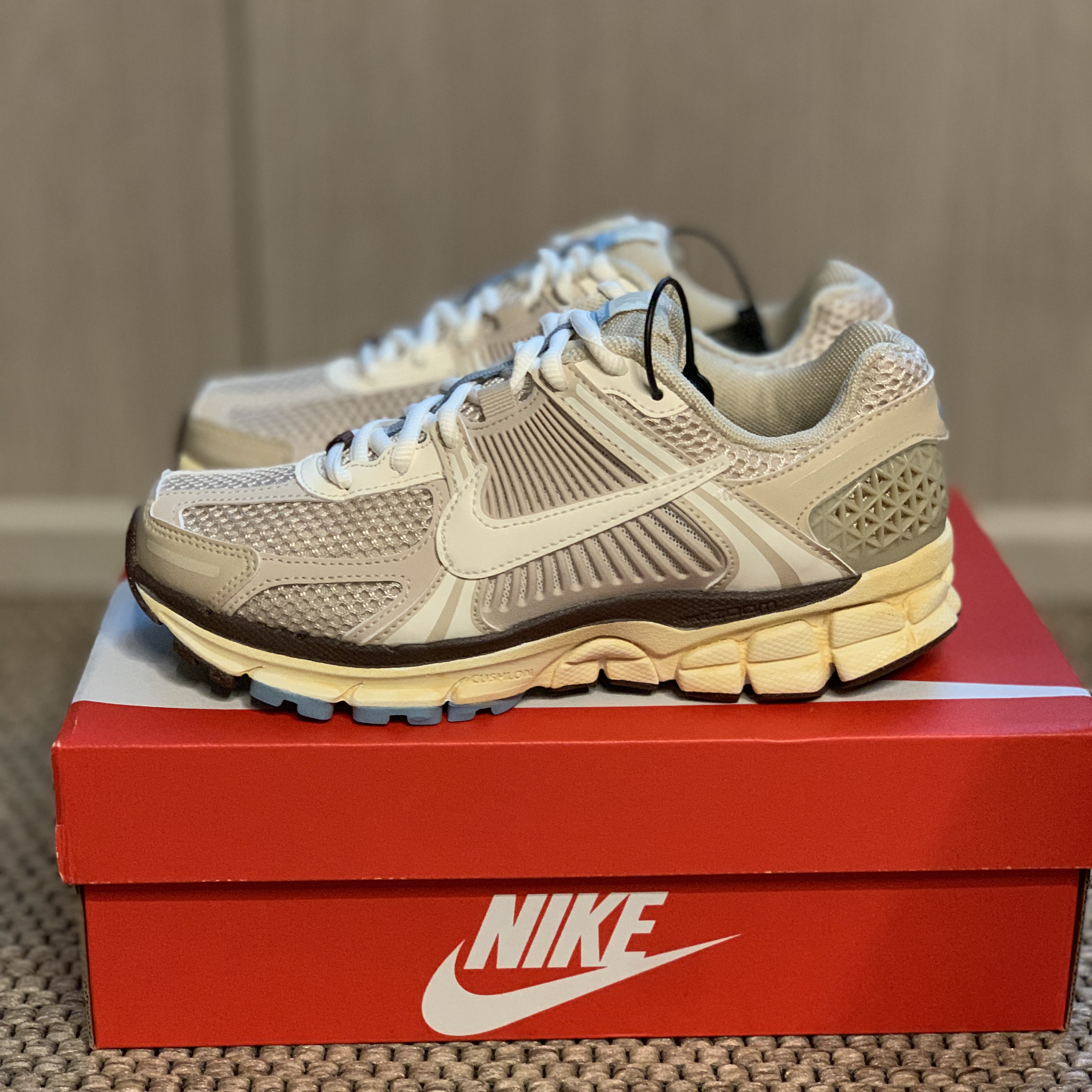 (W) Nike Zoom Vomero 5 Oatmeal 착용 스타일 - 3