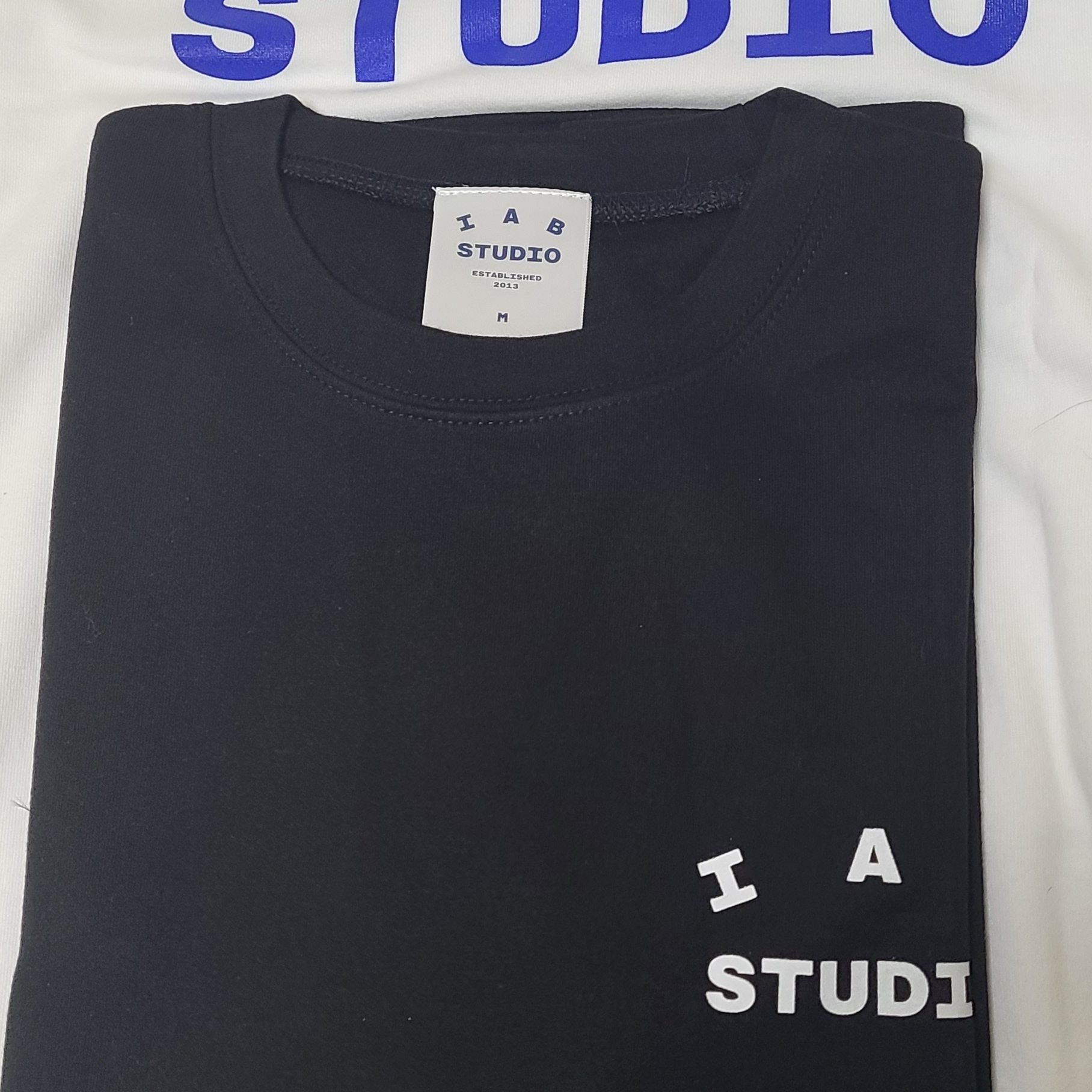 IAB Studio 10th Anniversary T-Shirts Pack White & Black (2 Pack), IAB Studio 10th Anniversary T-Shirt White 착용 스타일 - 2