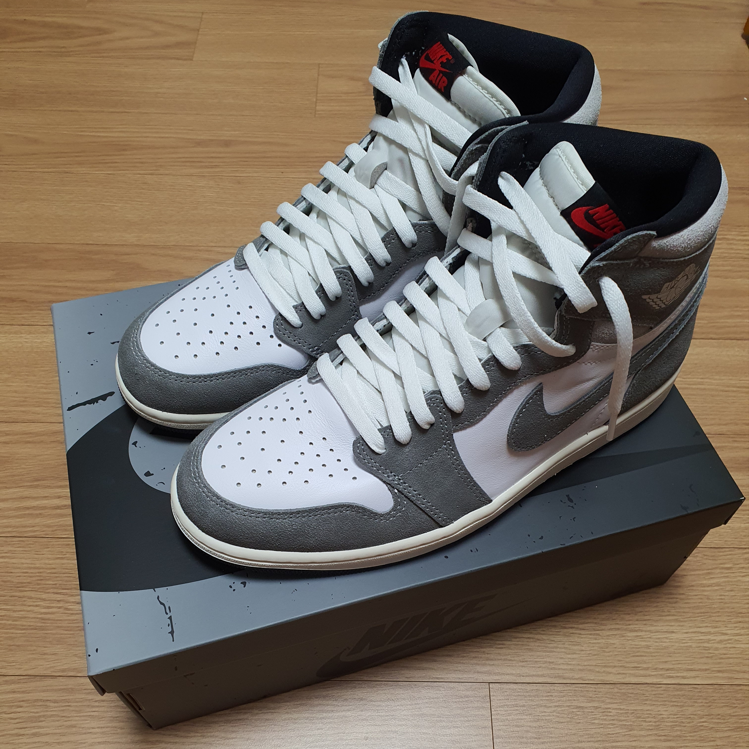Jordan 1 Retro High OG Black and Smoke Grey 착용 스타일