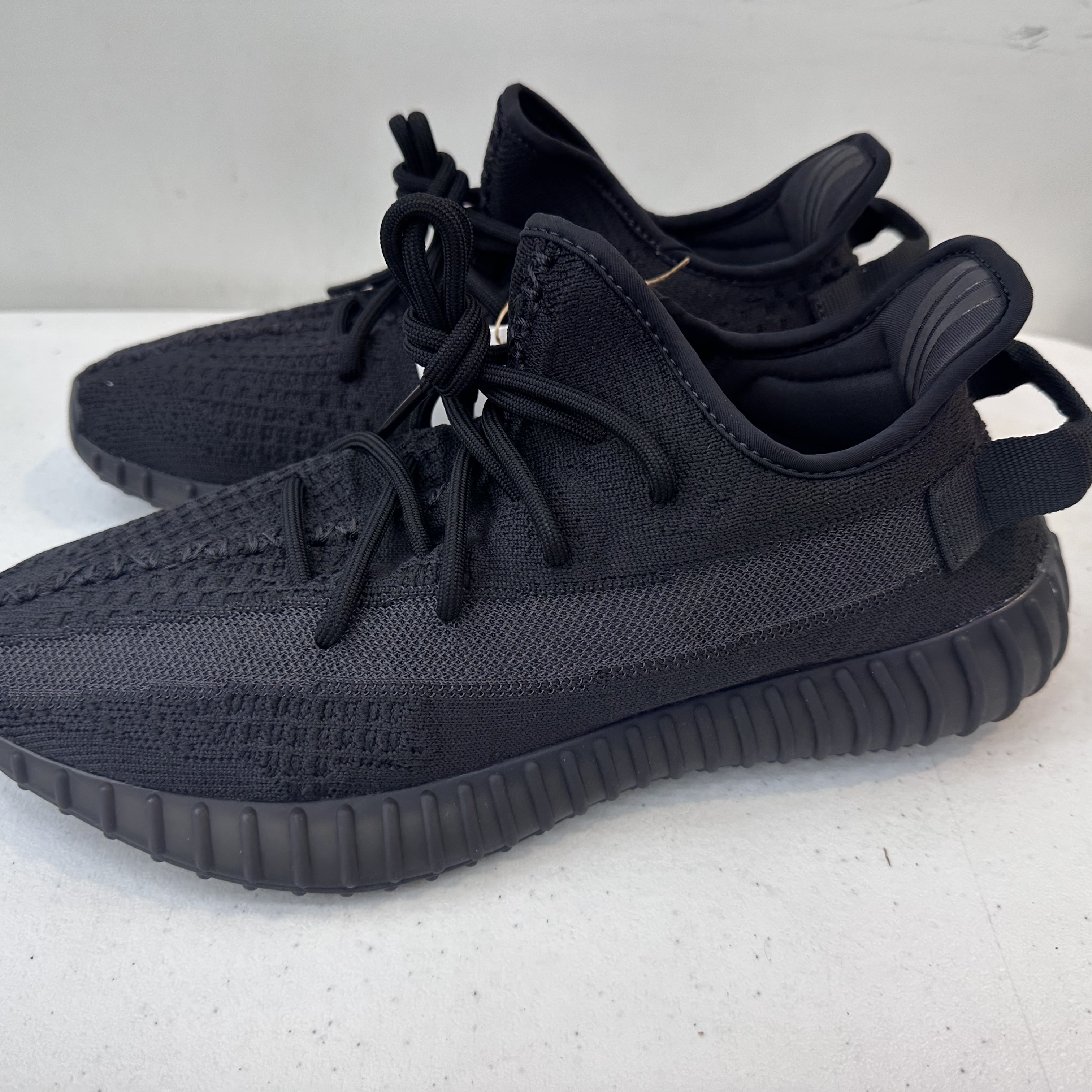 Adidas Yeezy Boost 350 V2 Onyx 착용 스타일