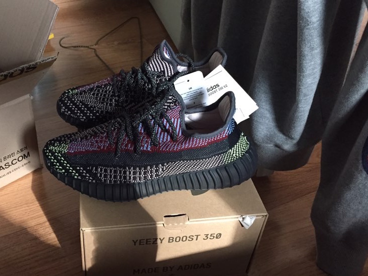 Adidas Yeezy Boost 350 V2 Yecheil - Non-Reflective 착용 스타일