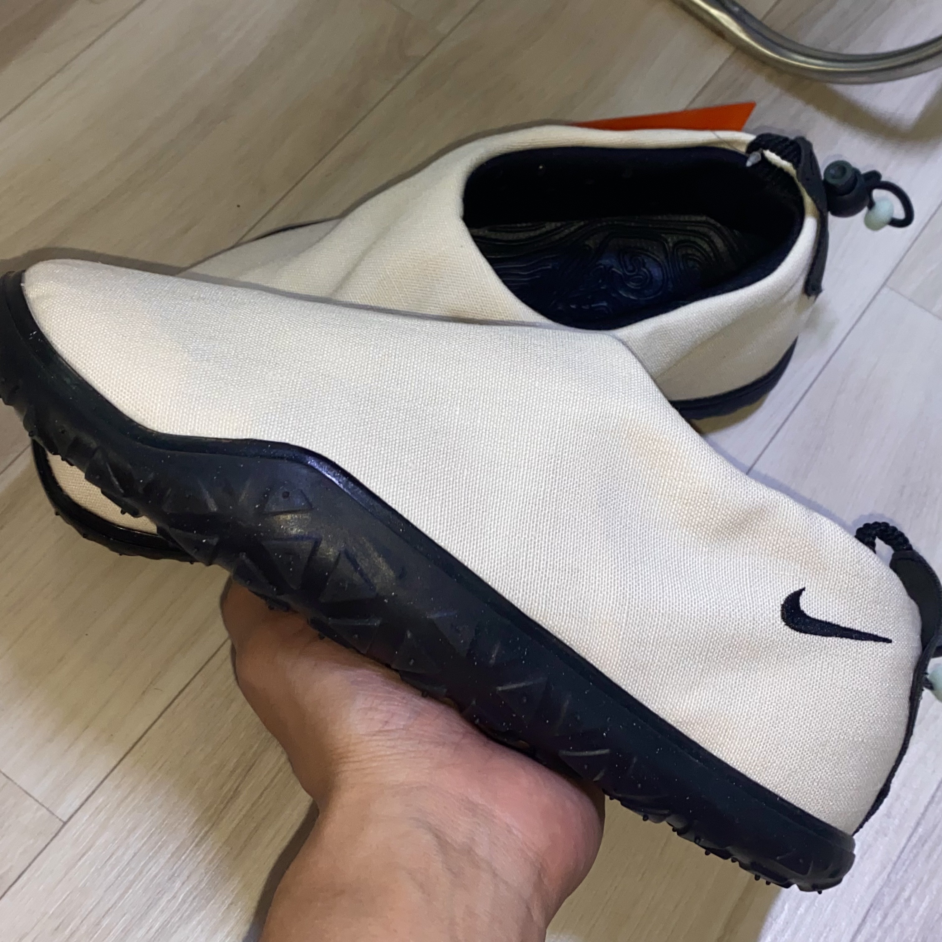Nike ACG Moc Summit White and Black 착용 스타일 - 2