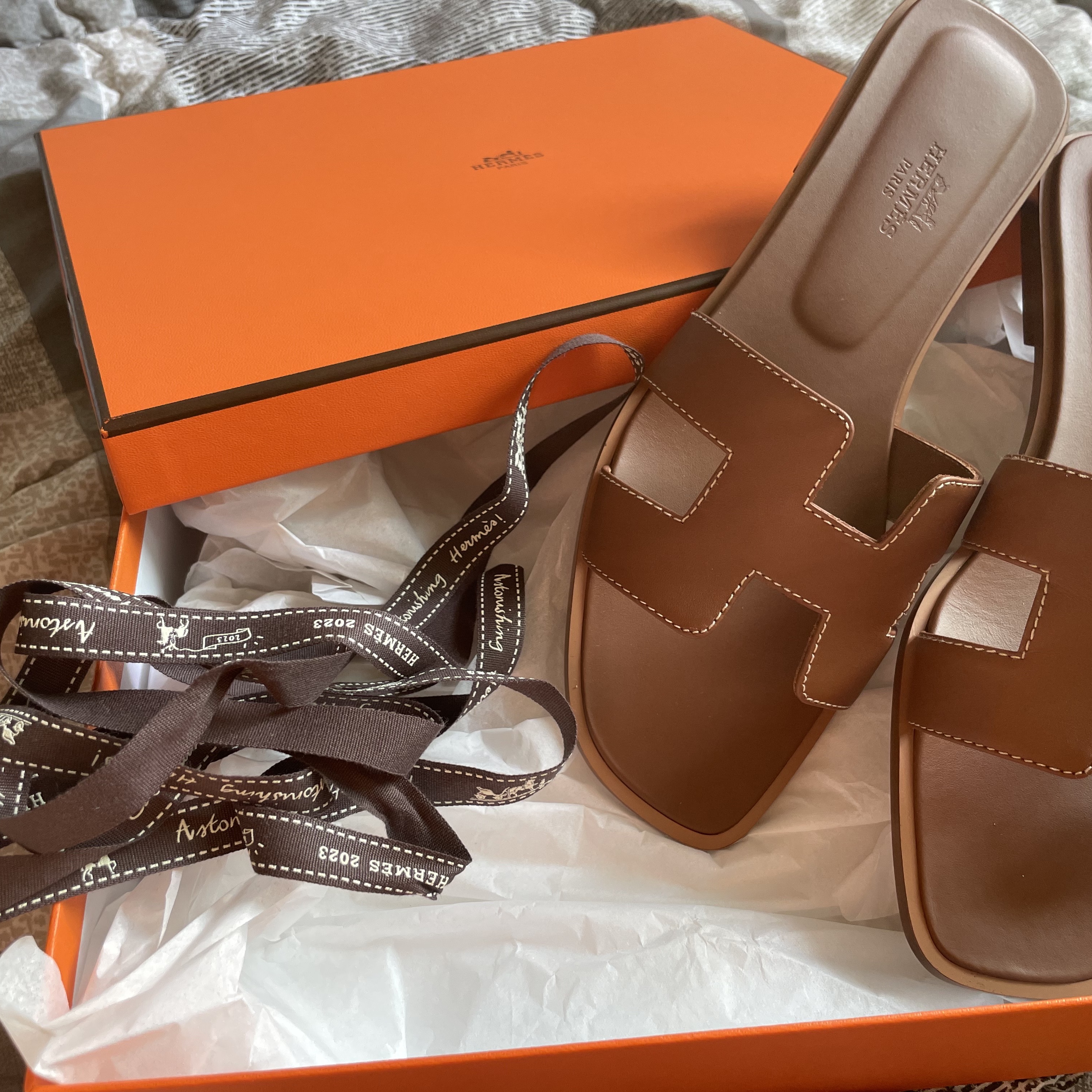 (W) Hermes Oran Sandal Calfskin & Gold Piqures Ecrues 착용 스타일 - 1