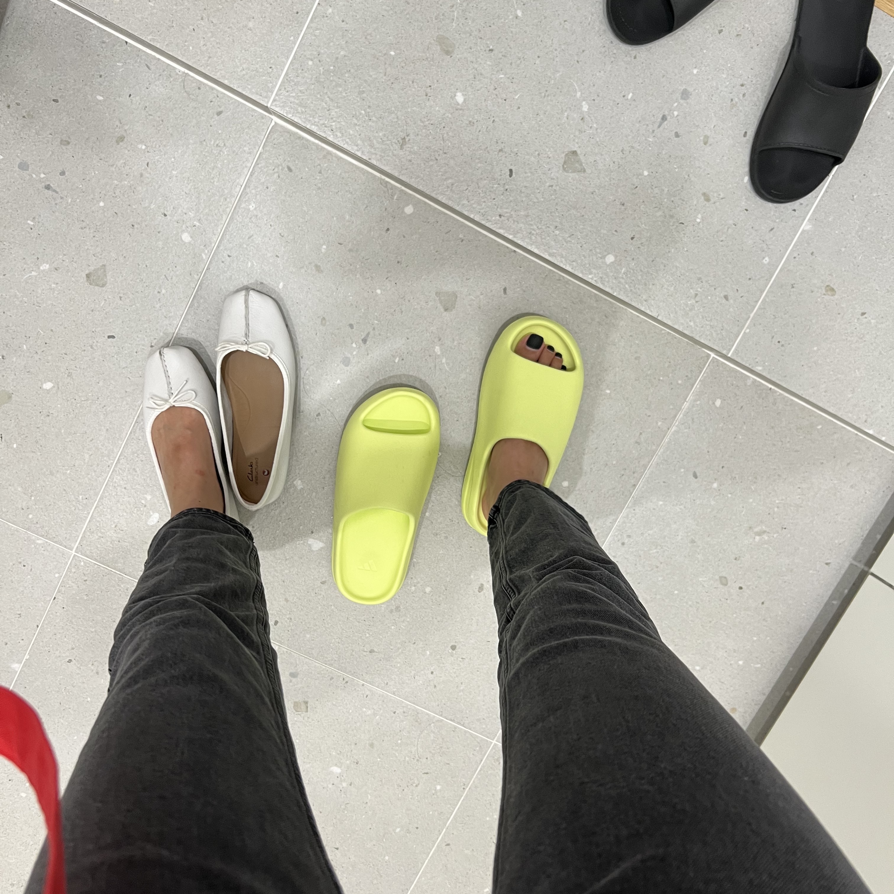 Adidas Yeezy Slide Glow Green 2022/2023 착용 스타일