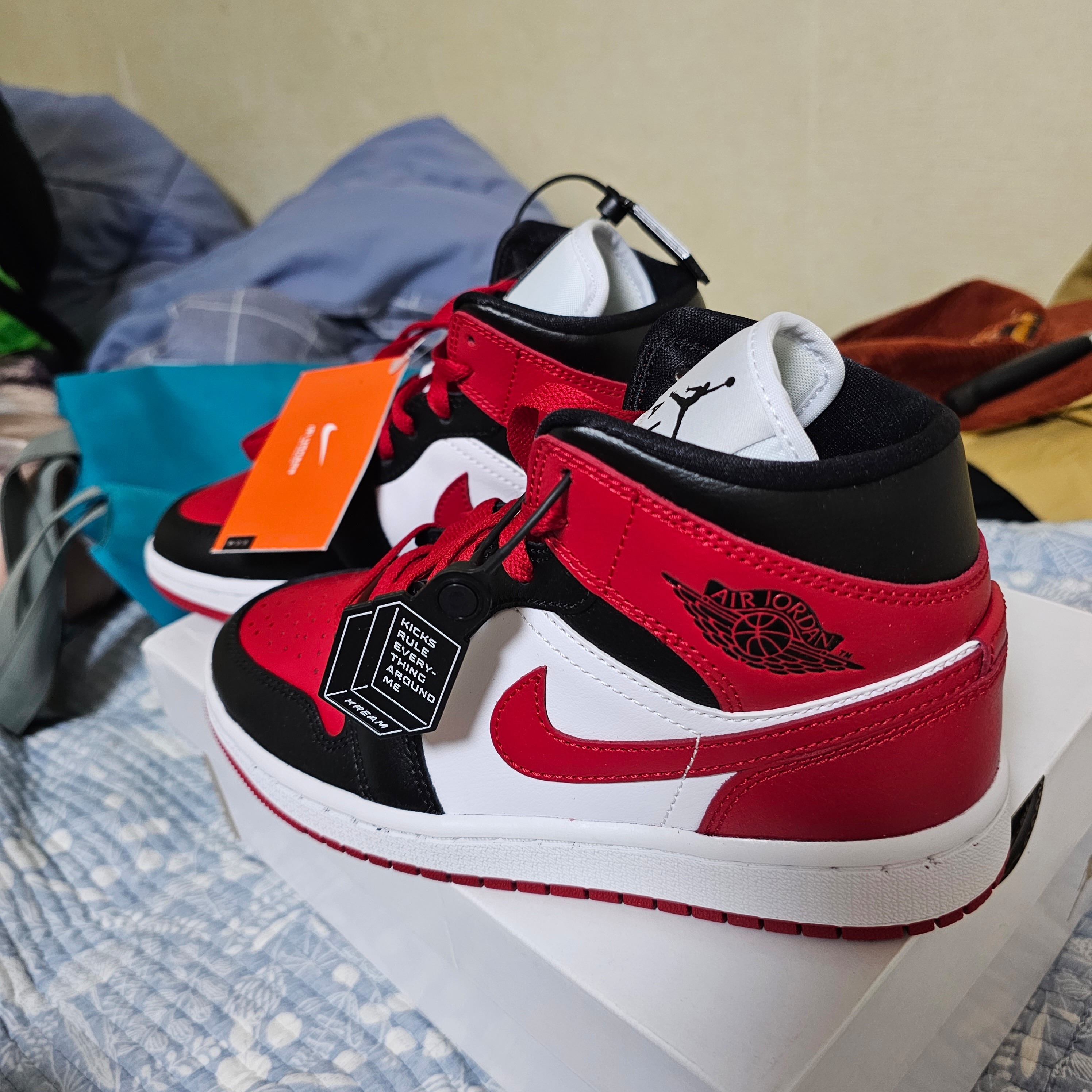 (W) Jordan 1 Mid Black and Gym Red 착용 스타일 - 2