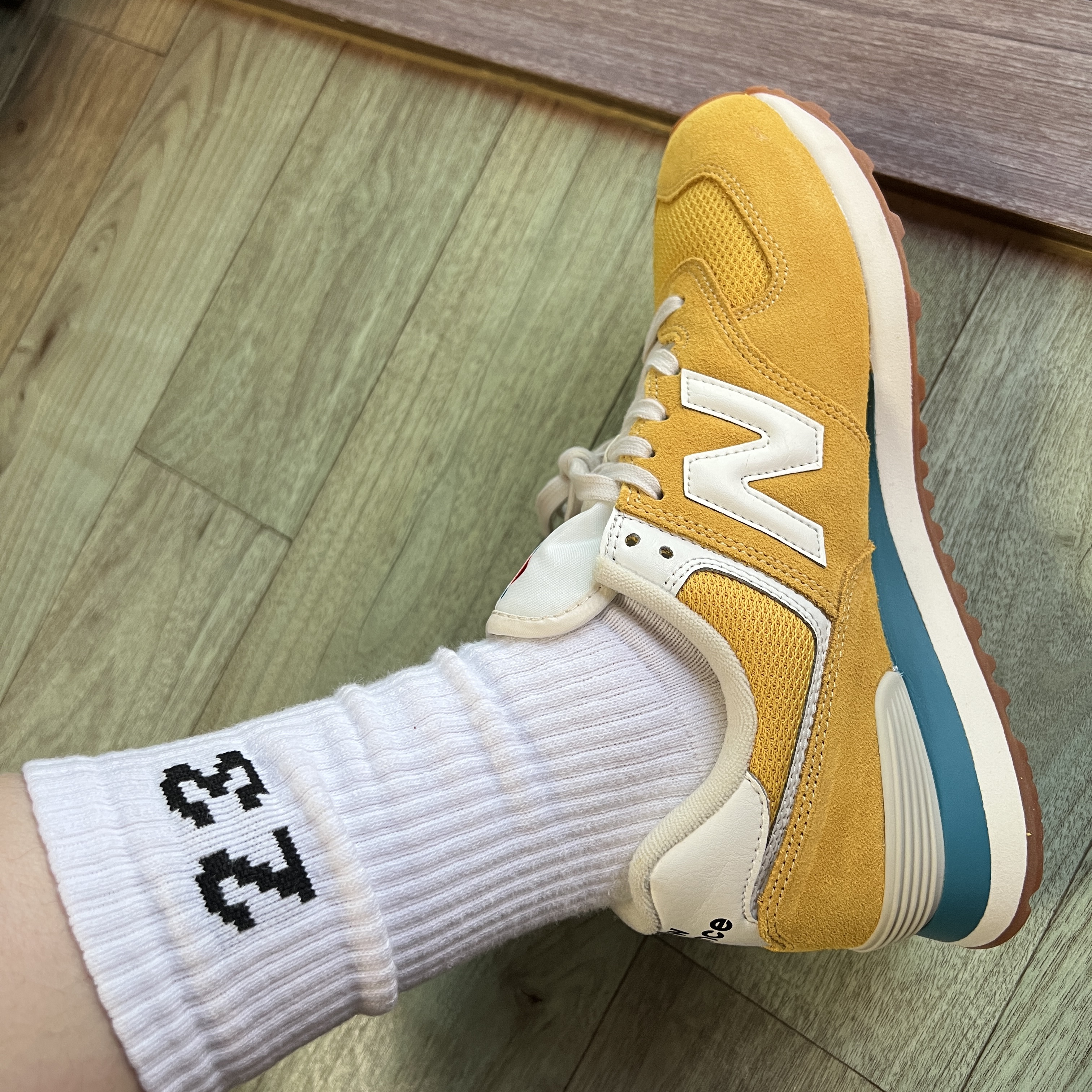 New Balance 574 Yellow 착용 스타일 - 2