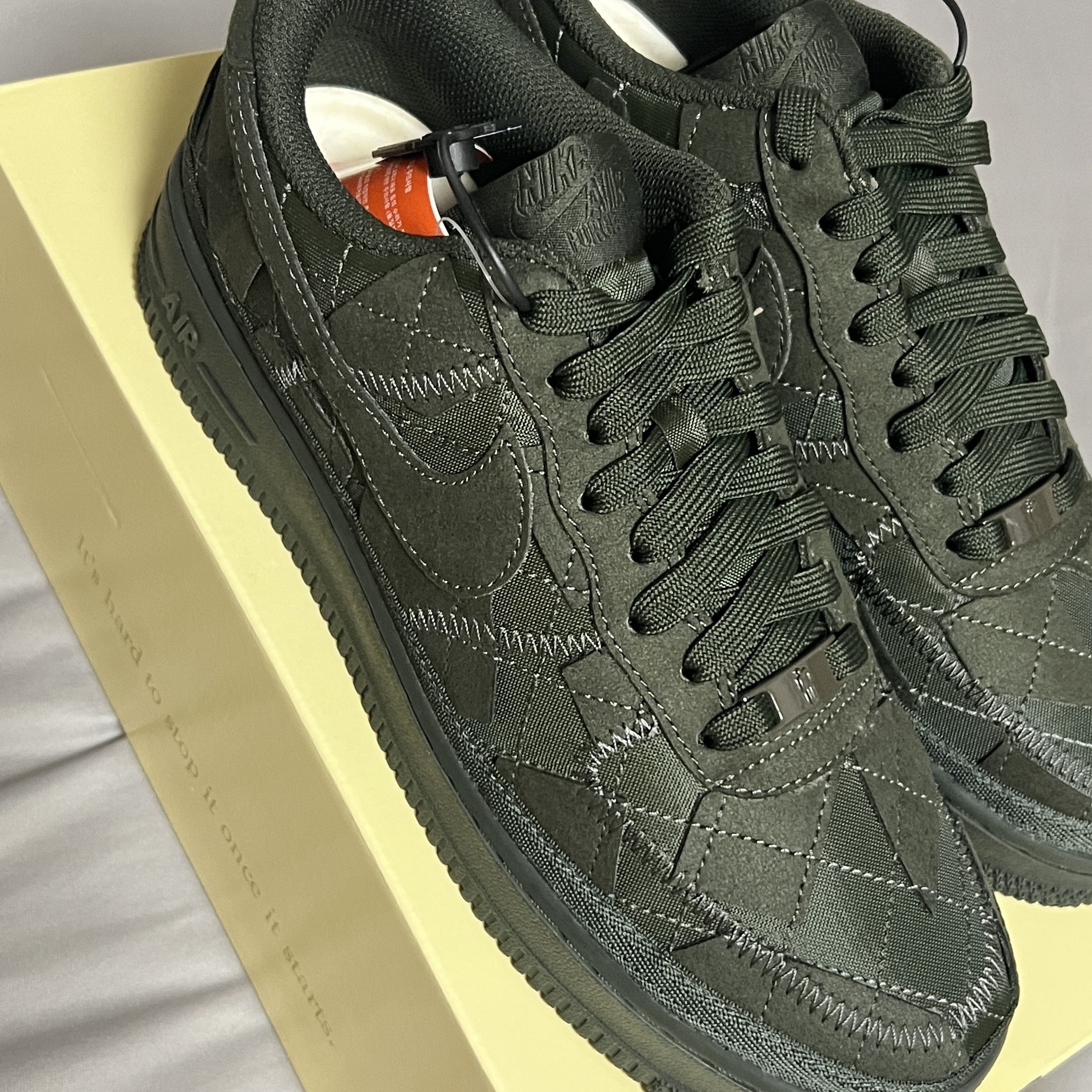 Nike x Billie Eilish Air Force 1 Low '07 SP Sequoia, Stussy Shattered T-Shirt White 착용 스타일 - 2