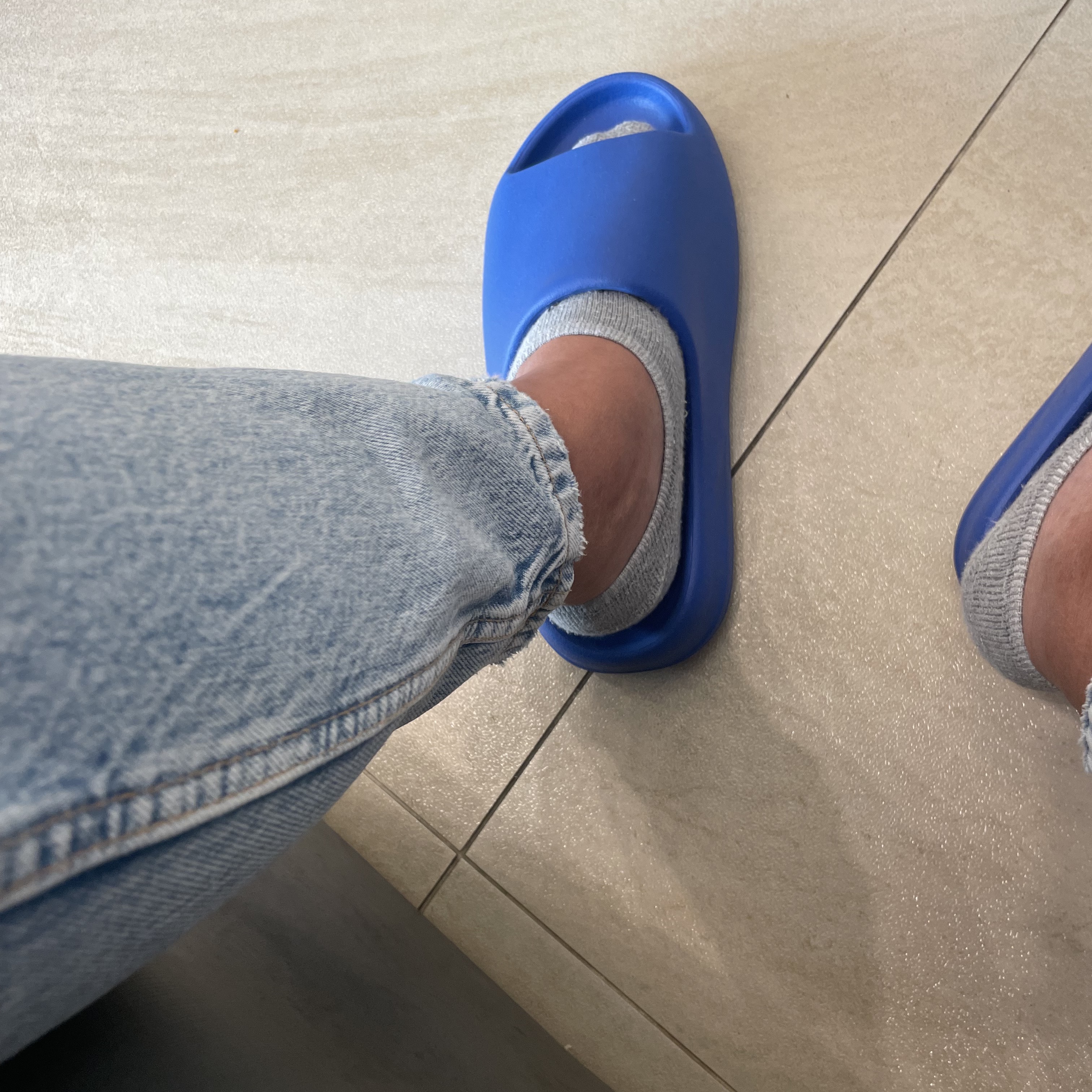 Adidas Yeezy Slide Azure 착용 스타일