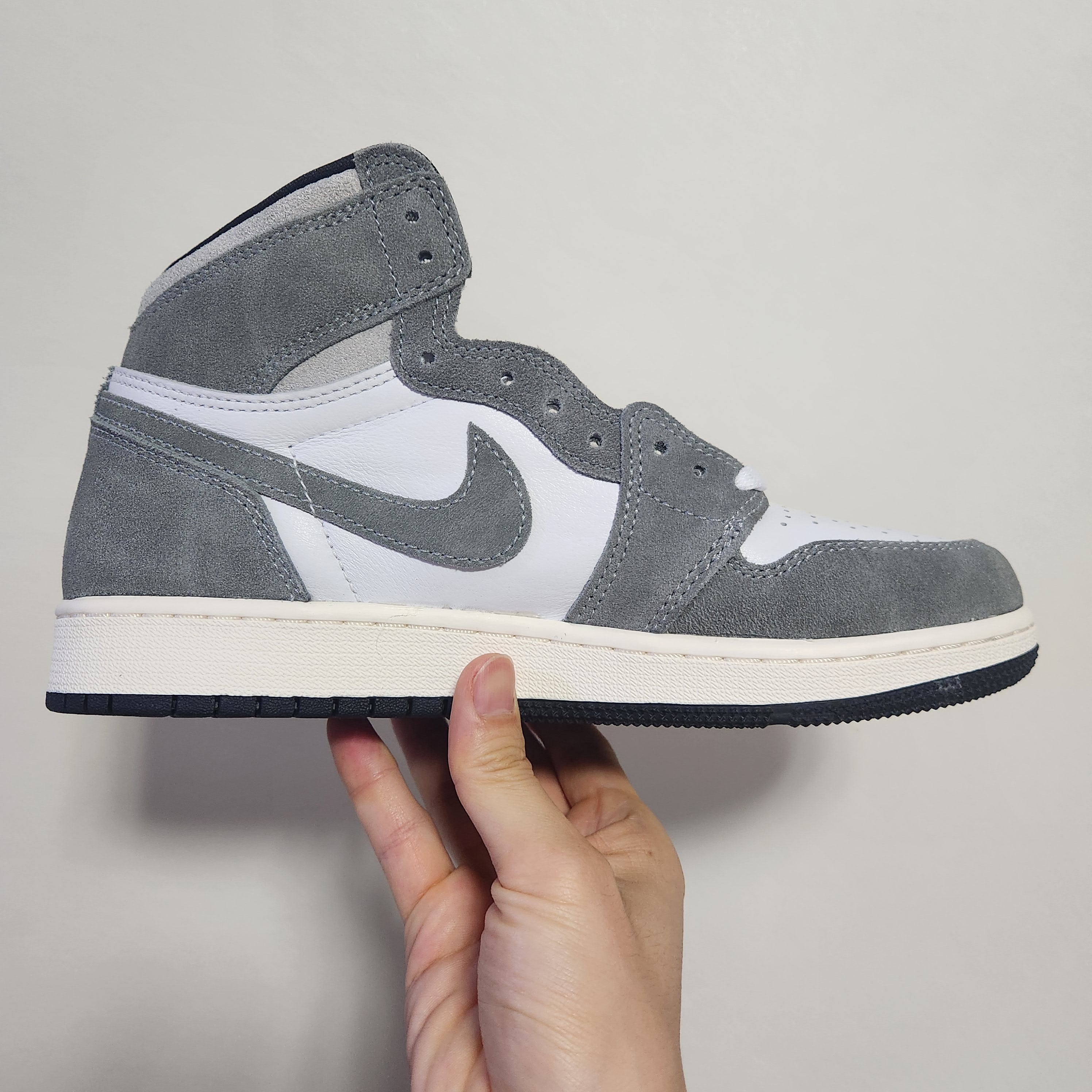 (GS) Jordan 1 Retro High OG Black and Smoke Grey 착용 스타일 - 5