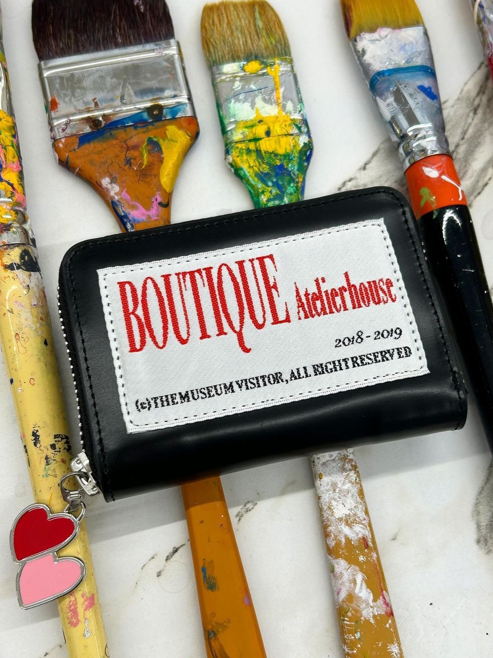 The Museum Visitor Boutique Atelier Wallet (Black) - 23PS 착용 스타일 - 1