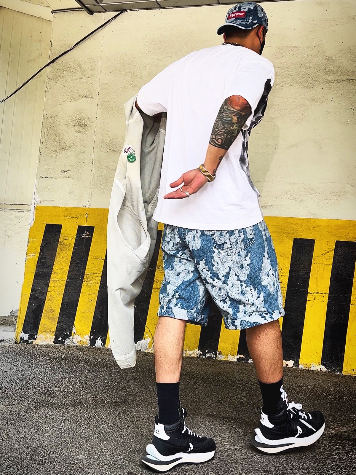Supreme Flames Jacquard Denim Camp Cap Washed Indigo - 23SS, Supreme Flames Jacquard Baggy Denim Shorts Washed Indigo - 23SS 착용 스타일 - 3