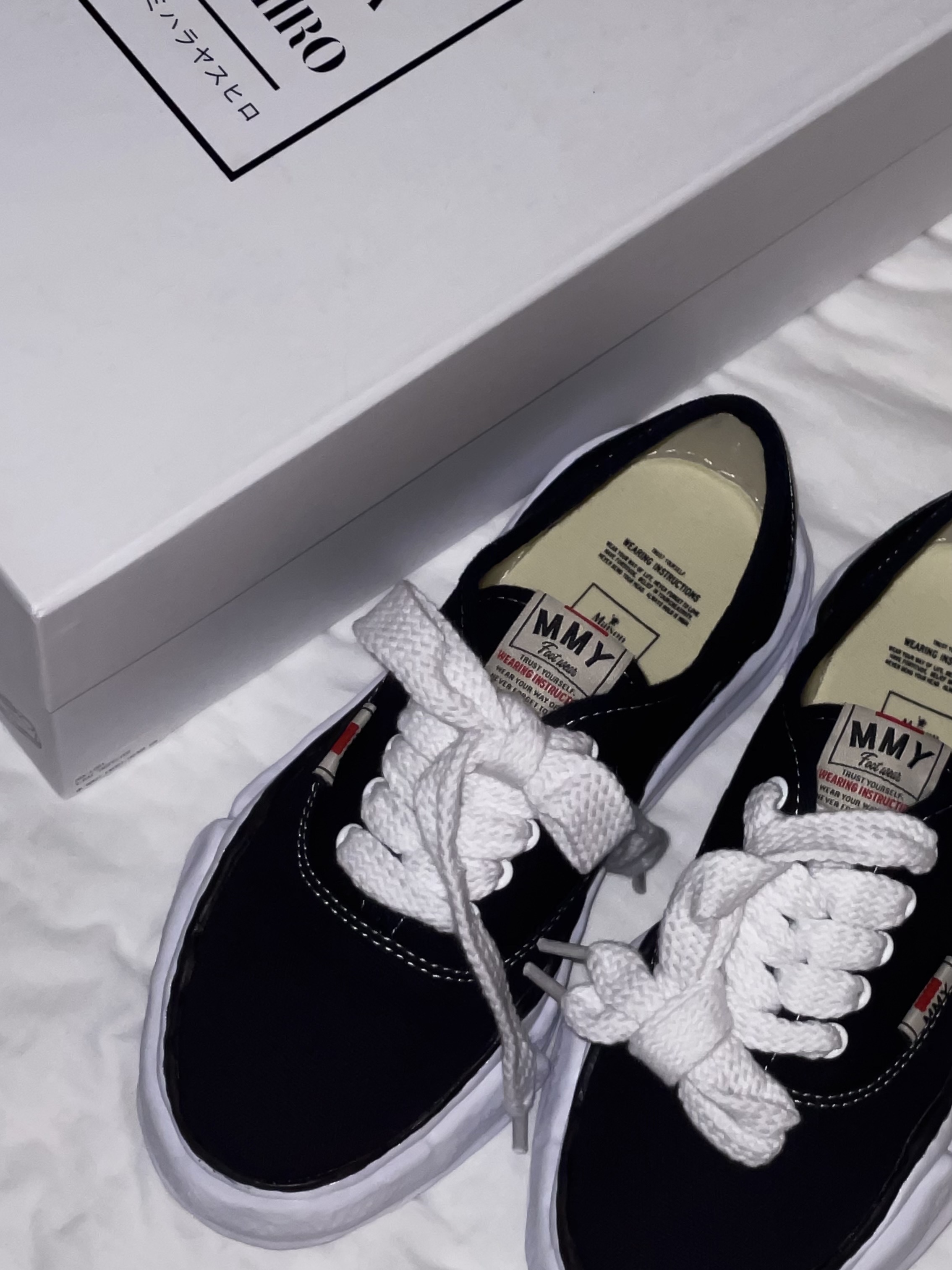 Maison Mihara Yasuhiro Baker OG Sole Canvas Low Cut Sneakers Black 착용 스타일