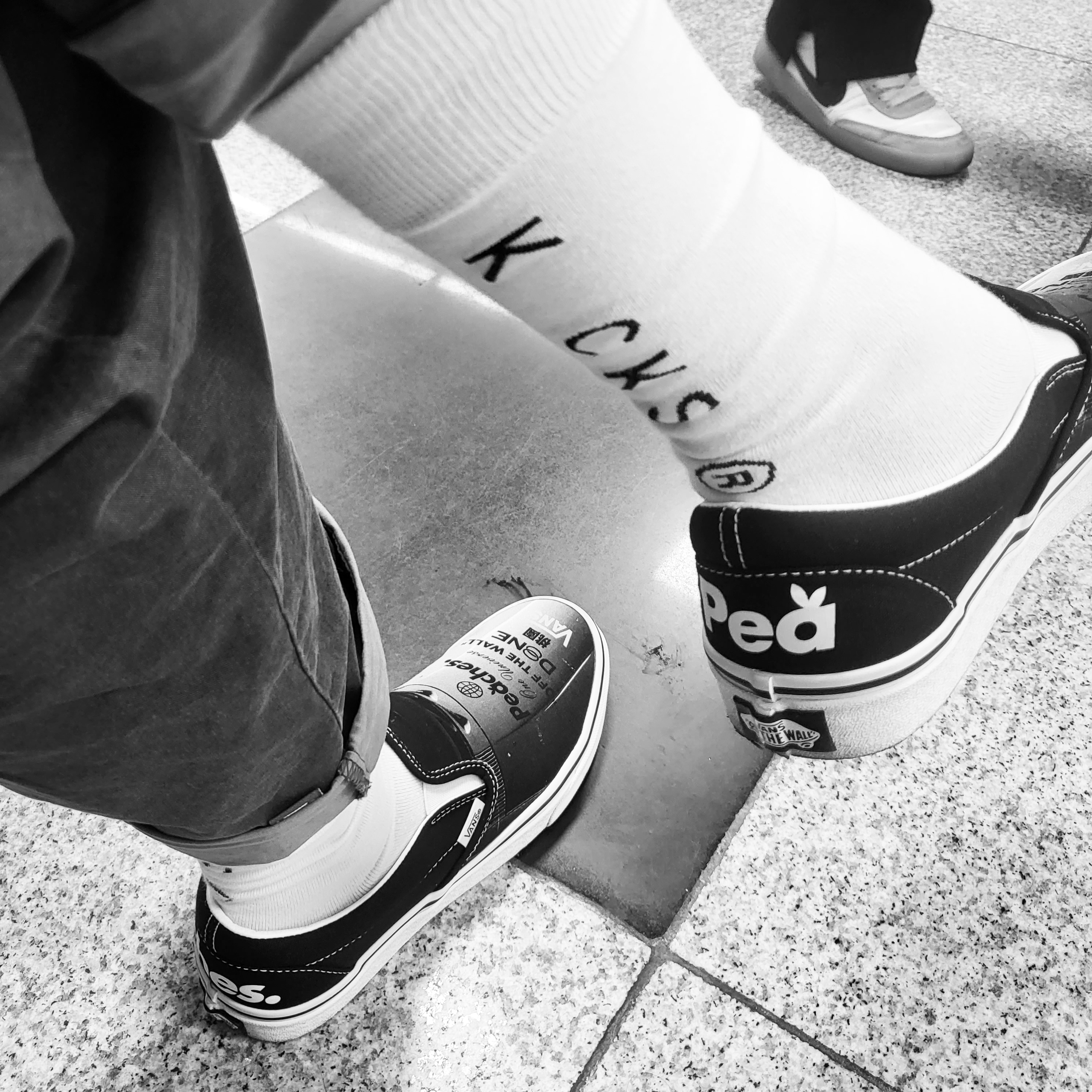 Vans x Peaches. Classic Slip-On Black True White 착용 스타일