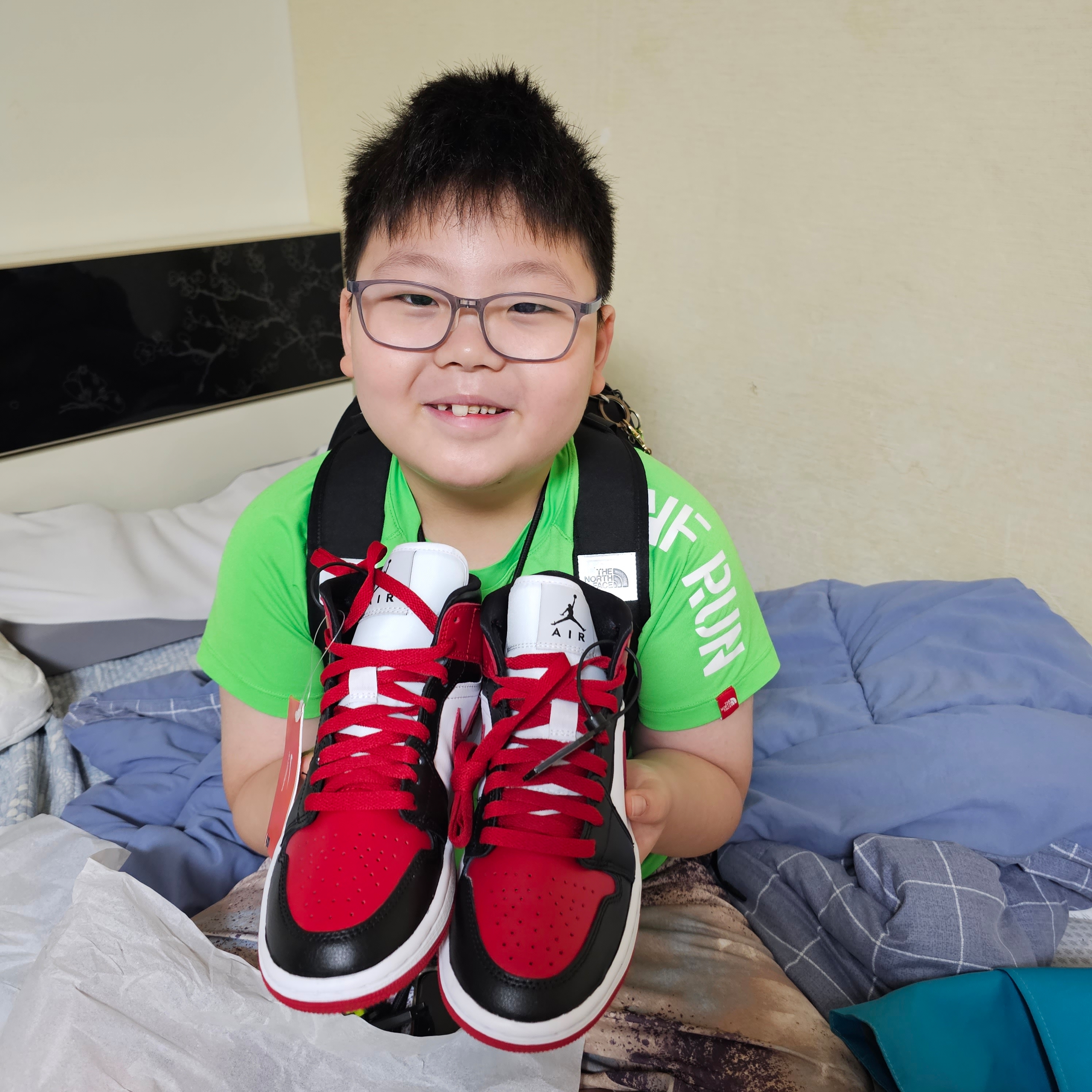 (W) Jordan 1 Mid Black and Gym Red 착용 스타일 - 1