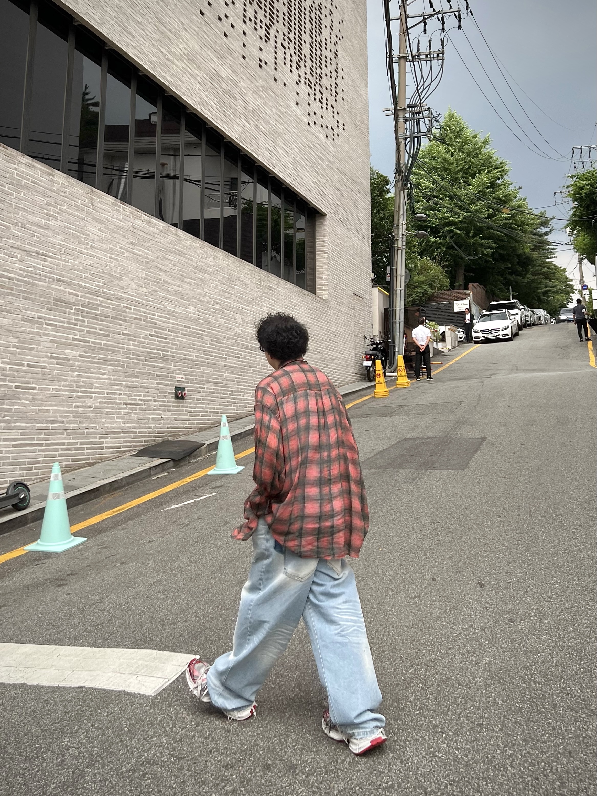 아워레가시 보로우드 셔츠 빅 럼버체크 프린트, 발렌시아가 3XL 스니커즈 화이트 레드 착용 스타일 - 2