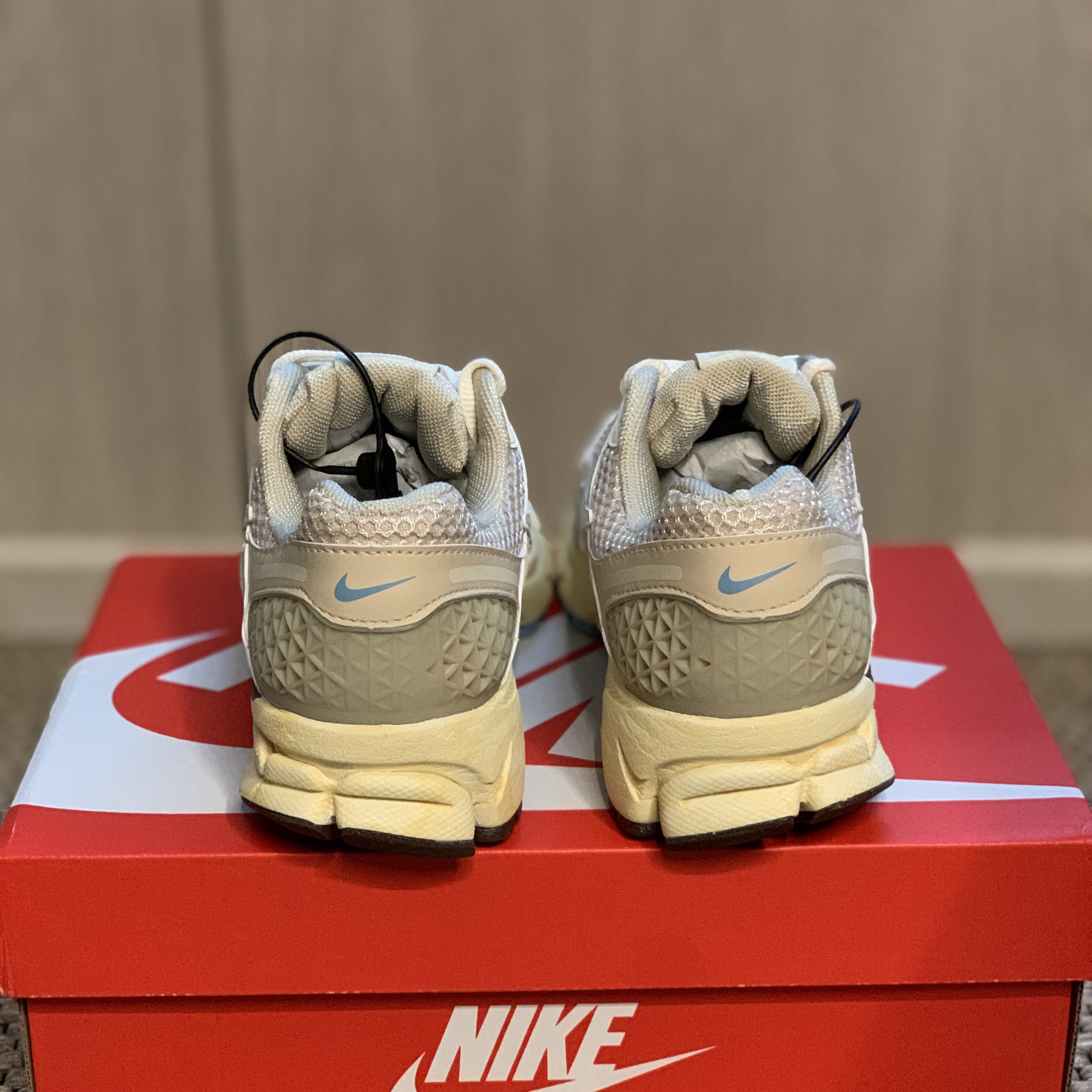 (W) Nike Zoom Vomero 5 Oatmeal 착용 스타일 - 5