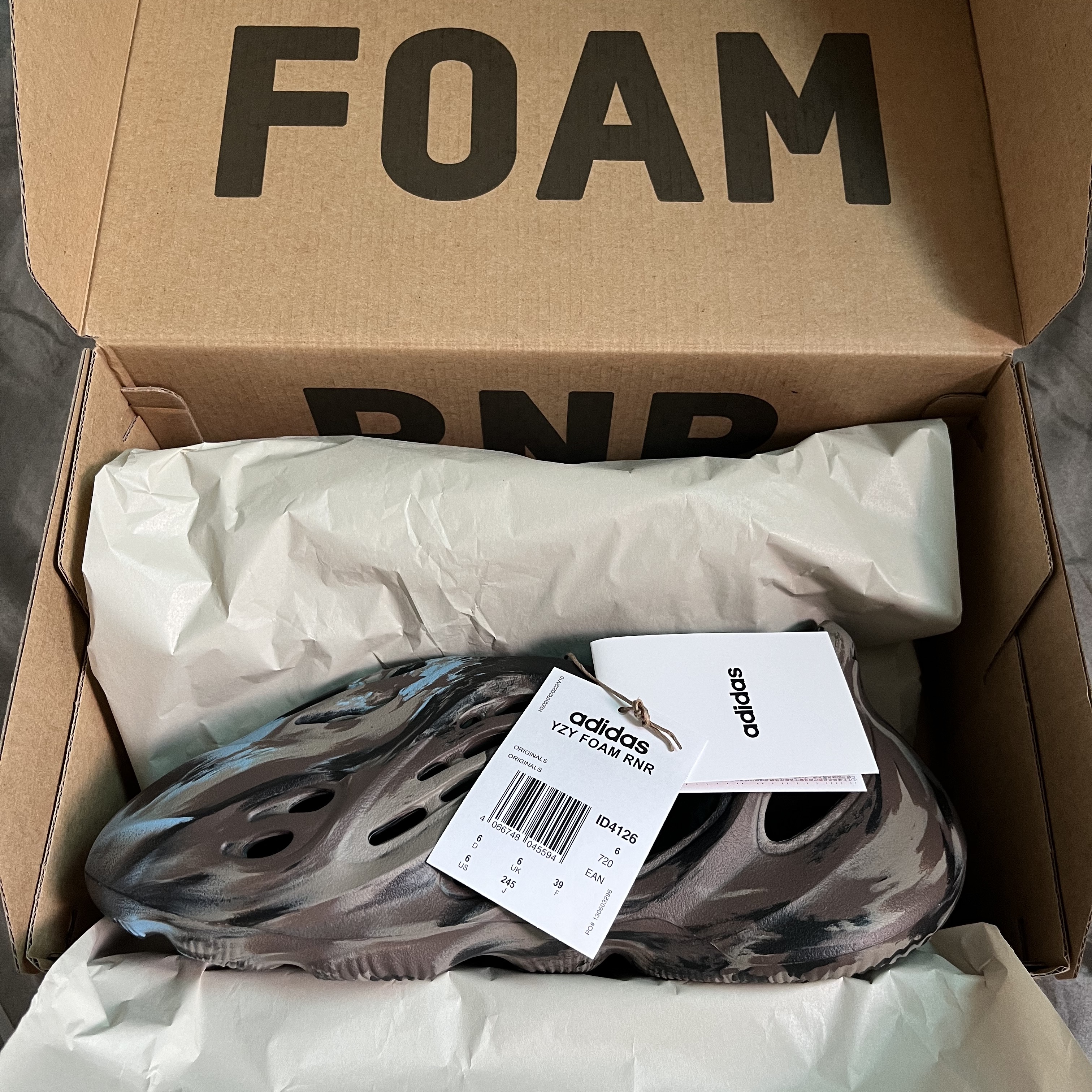 Adidas Yeezy Foam RNNR MX Cinder 착용 스타일 - 1