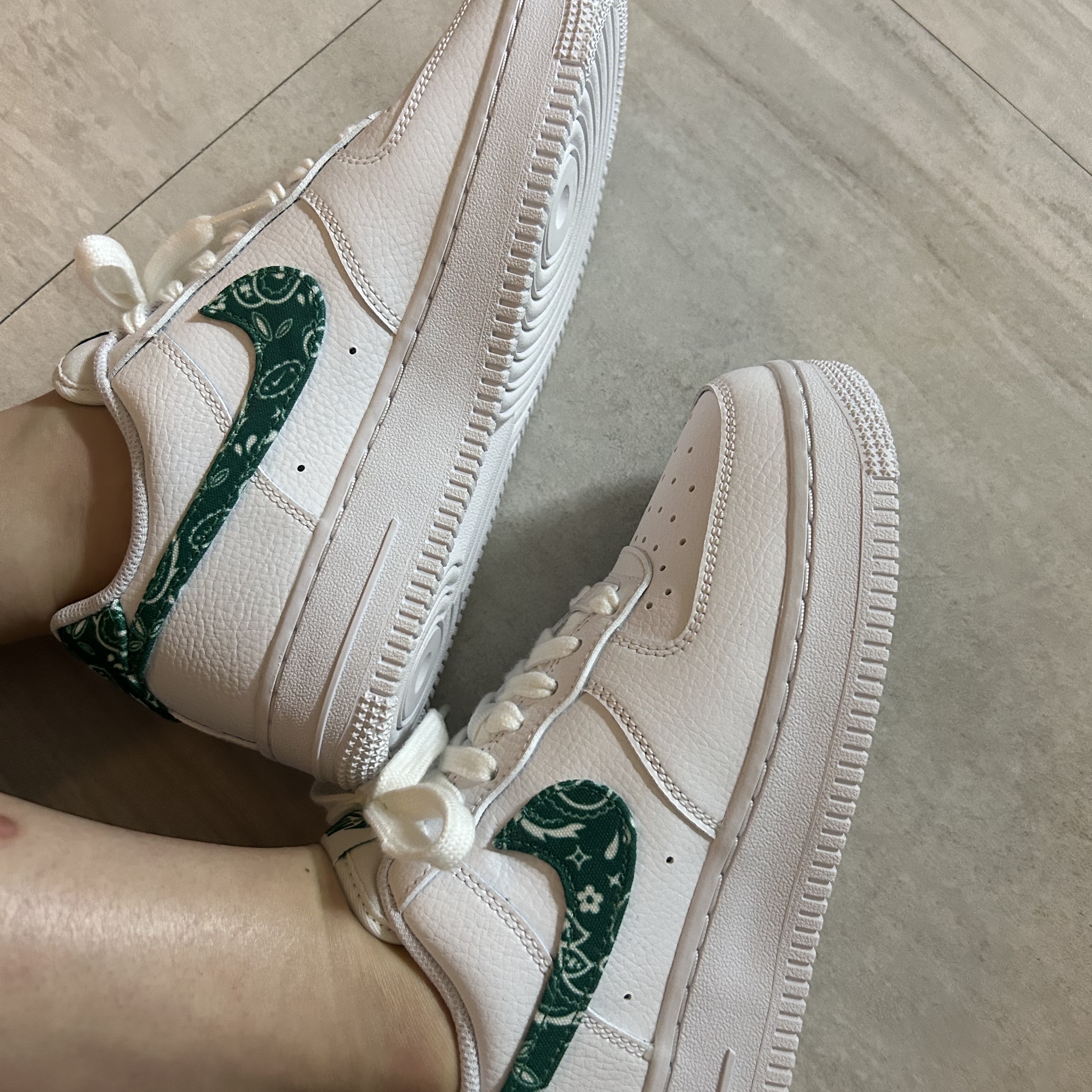 (W) Nike Air Force 1 '07 Essential Paisley Swoosh White Malachite 착용 스타일 - 1